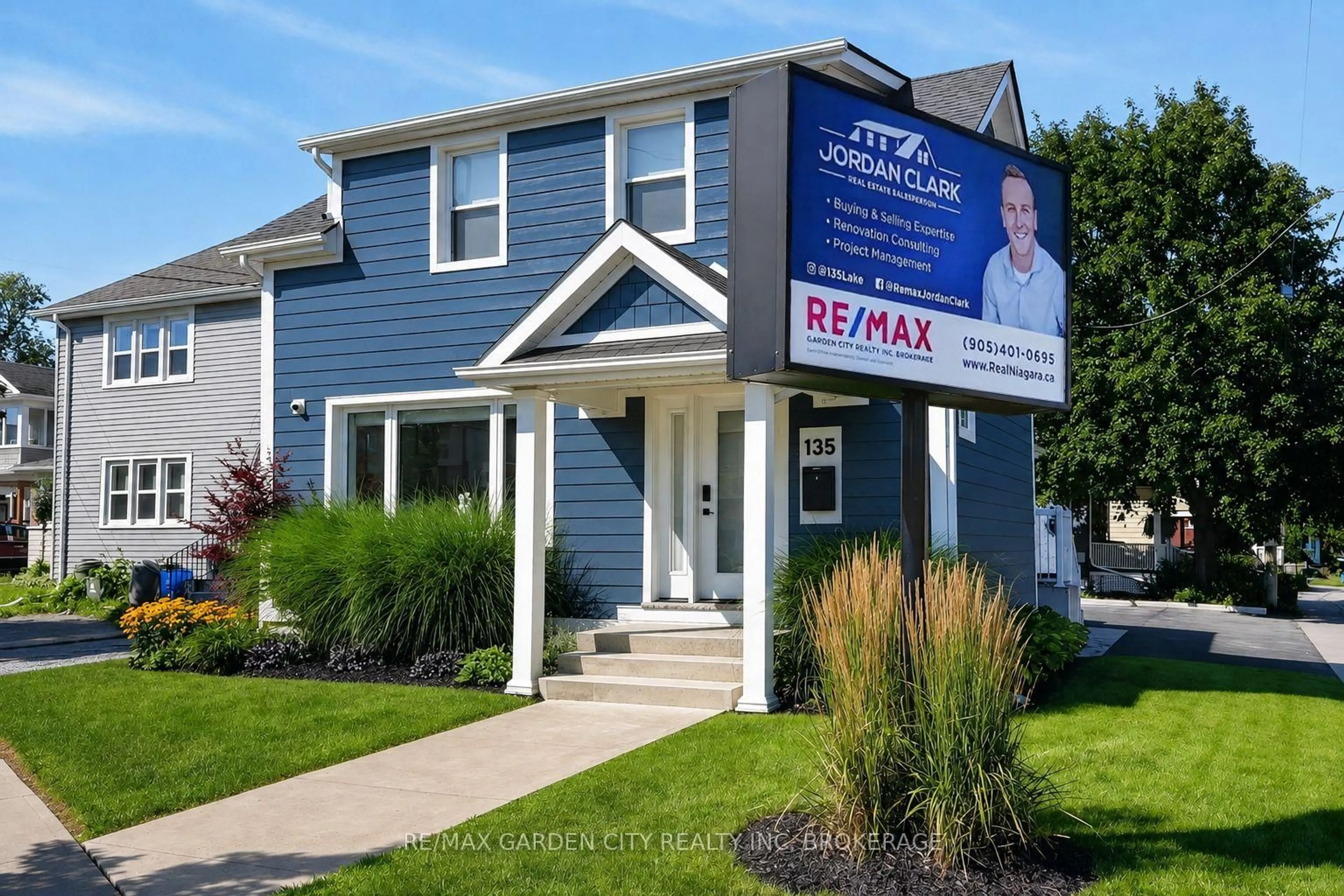 Home with vinyl exterior material, street for 135 Lake St, St. Catharines Ontario L2R 5Y2