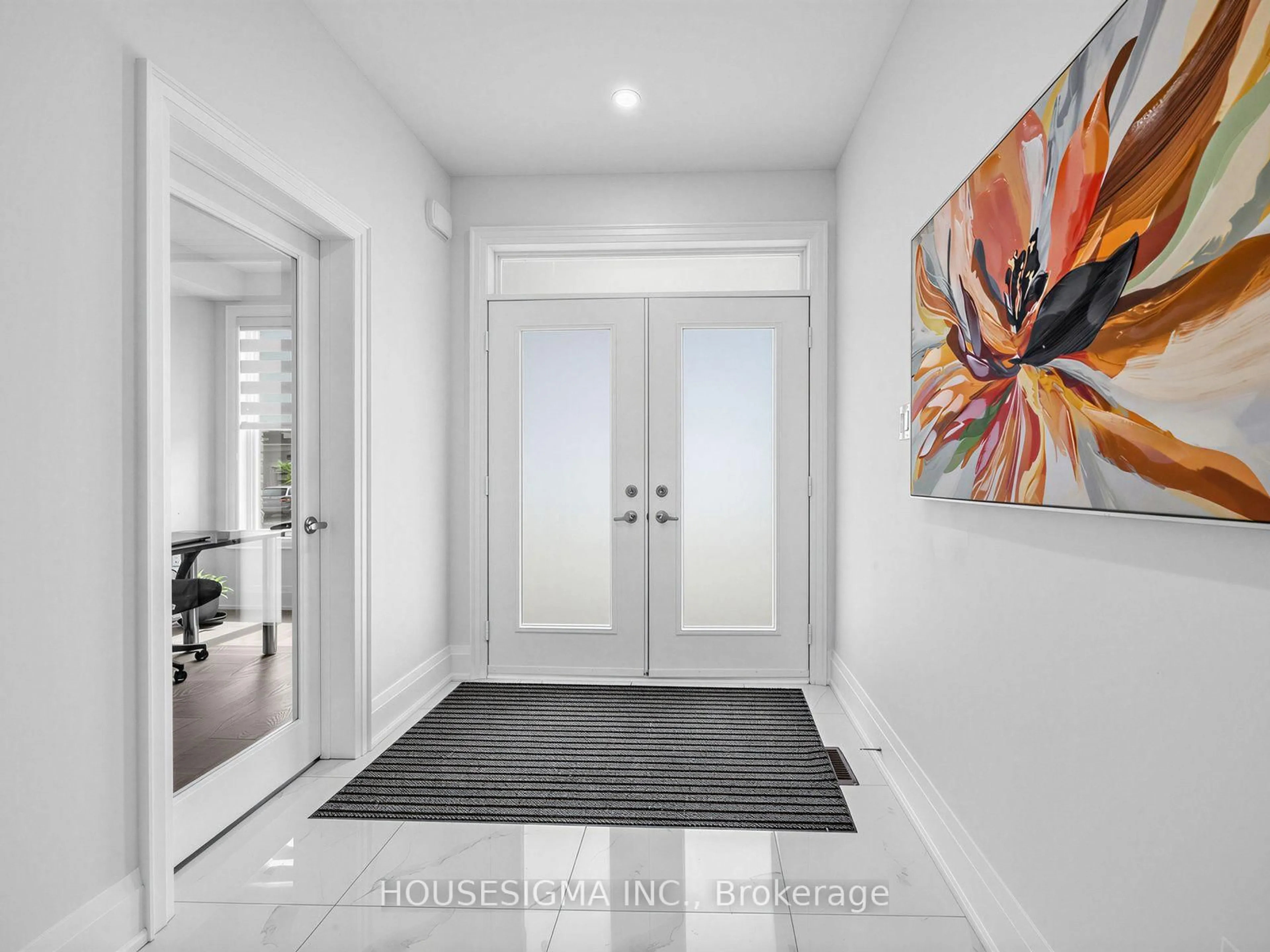 Indoor entryway for 15 Edworthy Gdns, Hamilton Ontario L8B 1Y8
