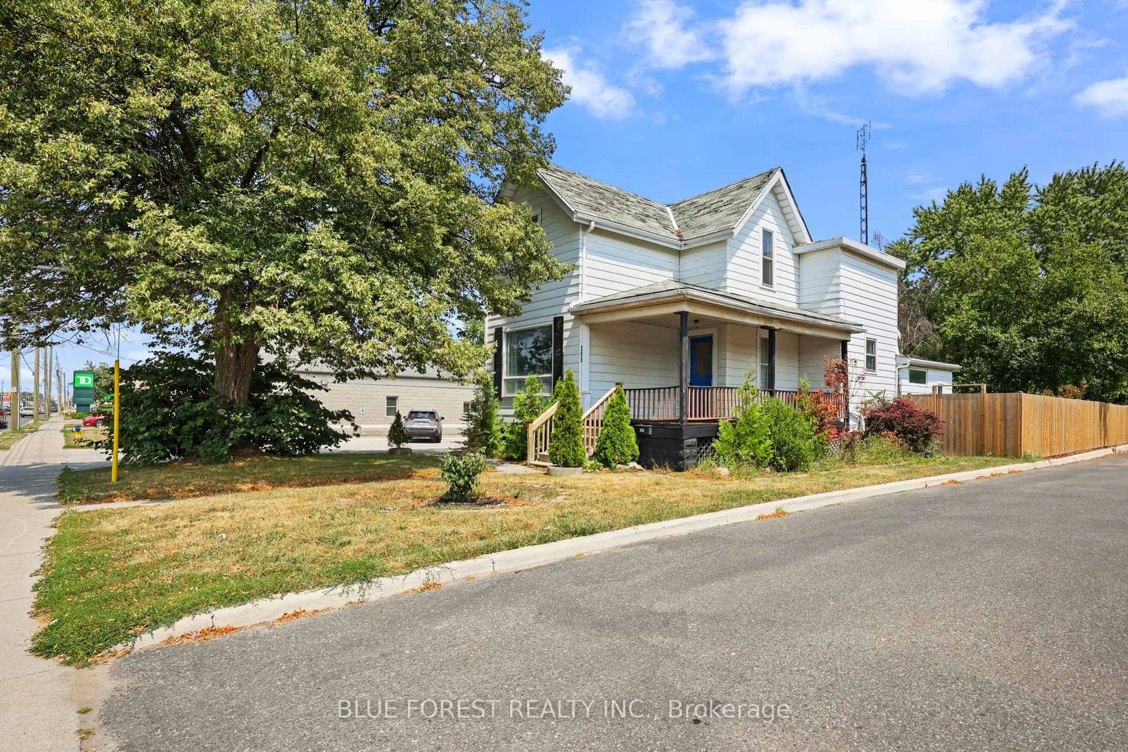 A pic from outside/outdoor area/front of a property/back of a property/a pic from drone, street for 305 St Clair St, Chatham-Kent Ontario N7L 3J8
