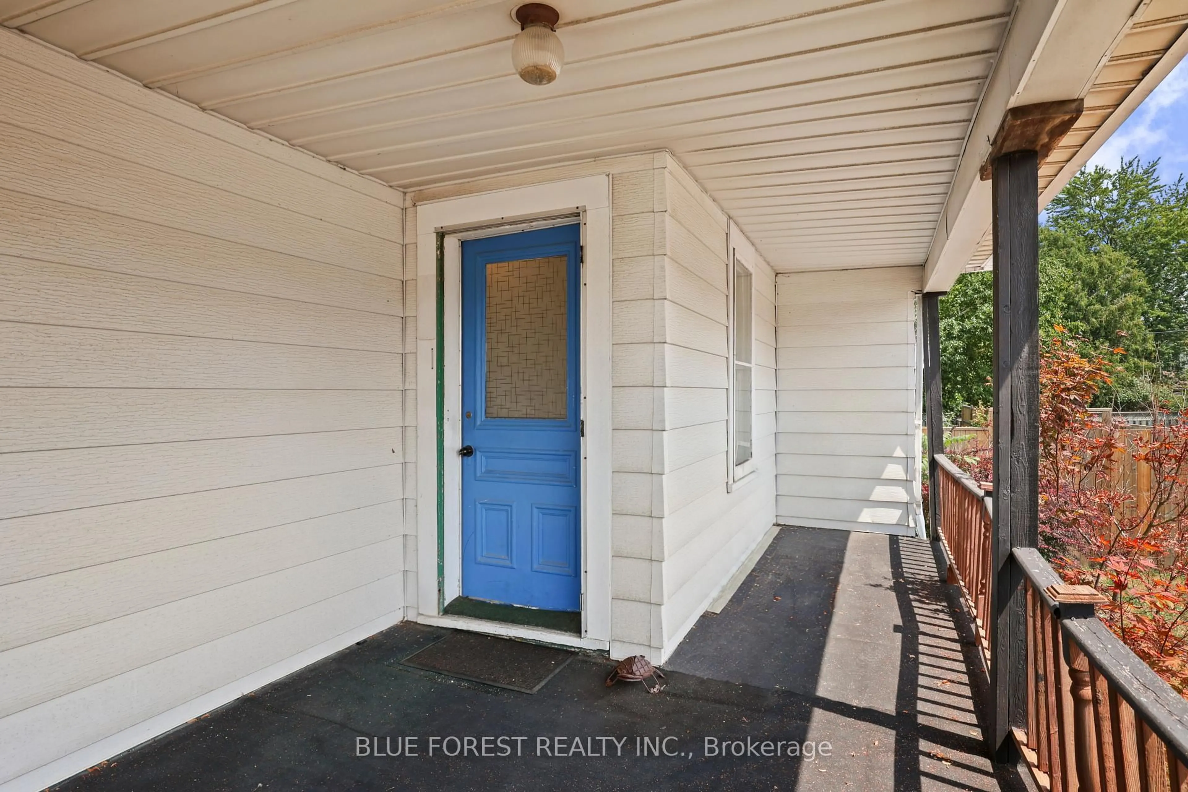 Indoor entryway for 305 St Clair St, Chatham-Kent Ontario N7L 3J8