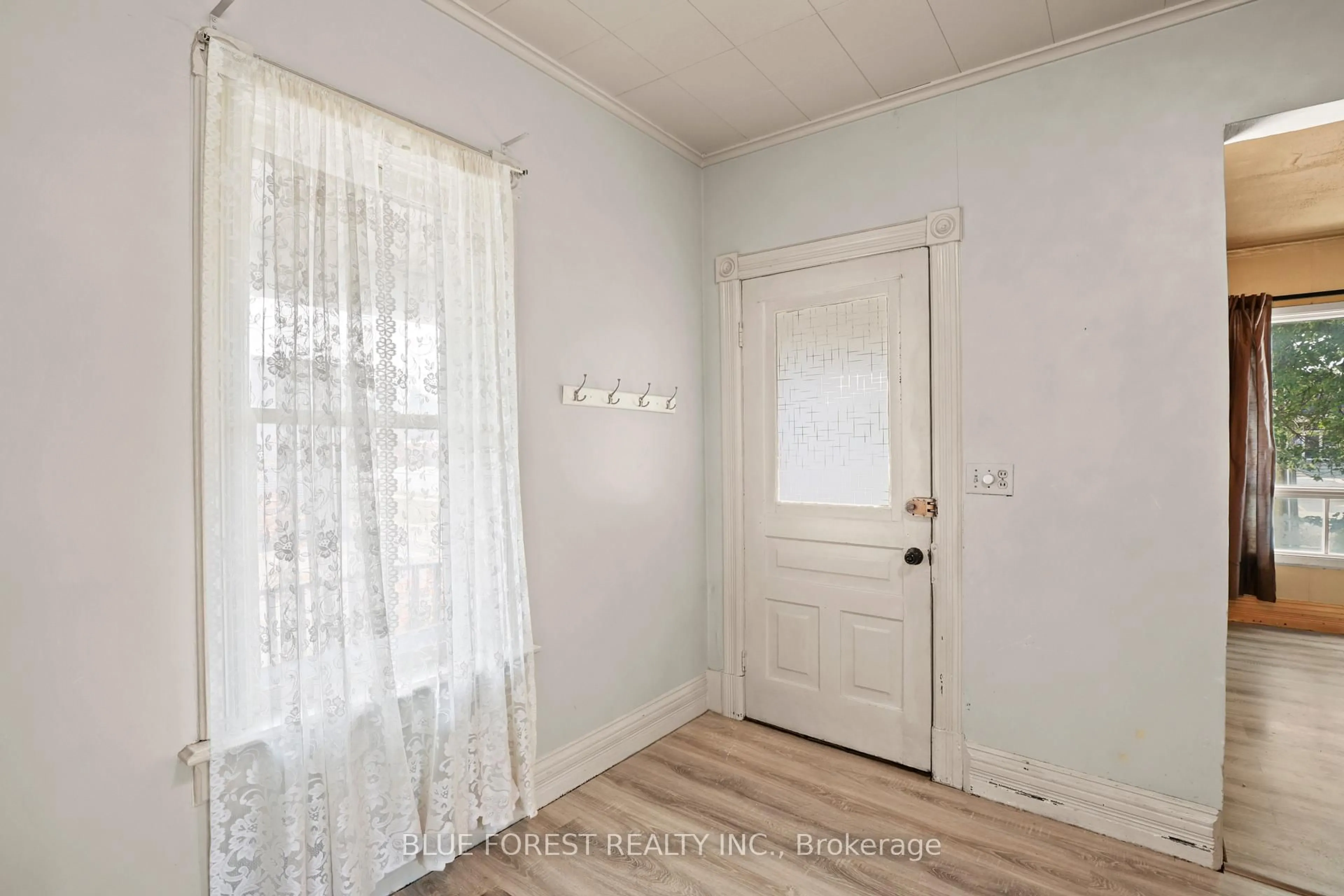 Indoor entryway for 305 St Clair St, Chatham-Kent Ontario N7L 3J8