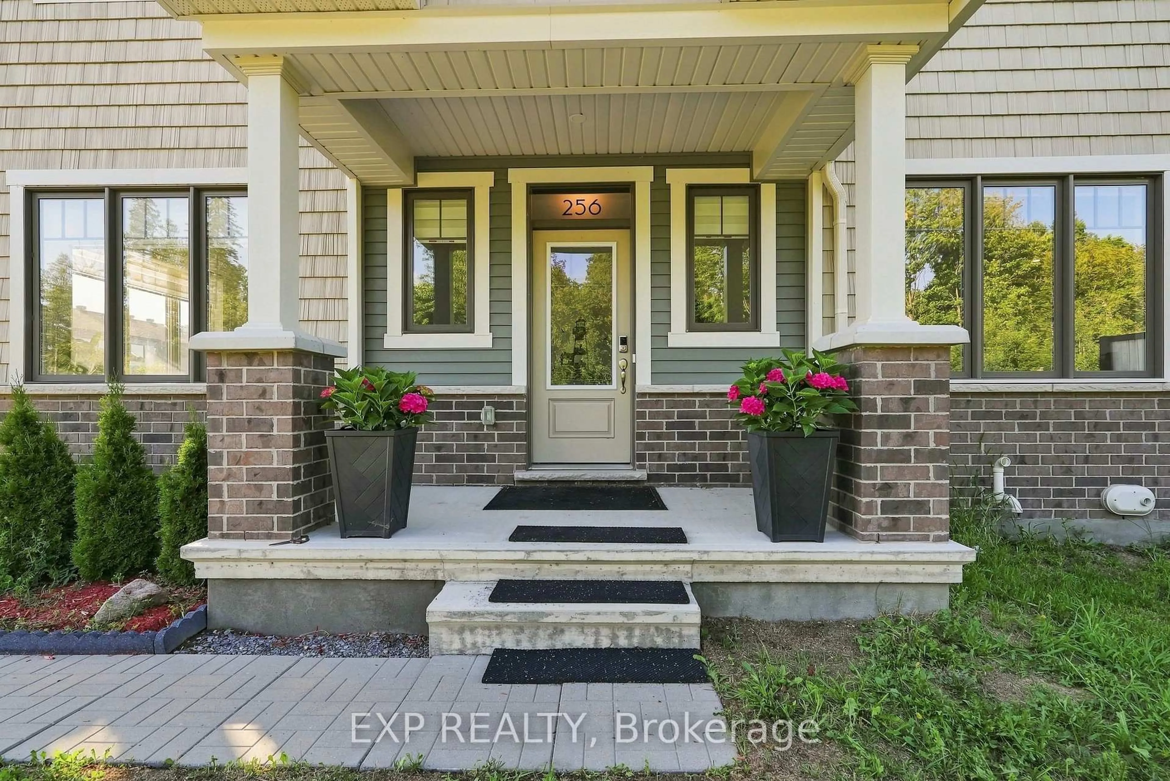 Indoor entryway for 256 Billrian Cres, Ottawa Ontario K2S 3A5