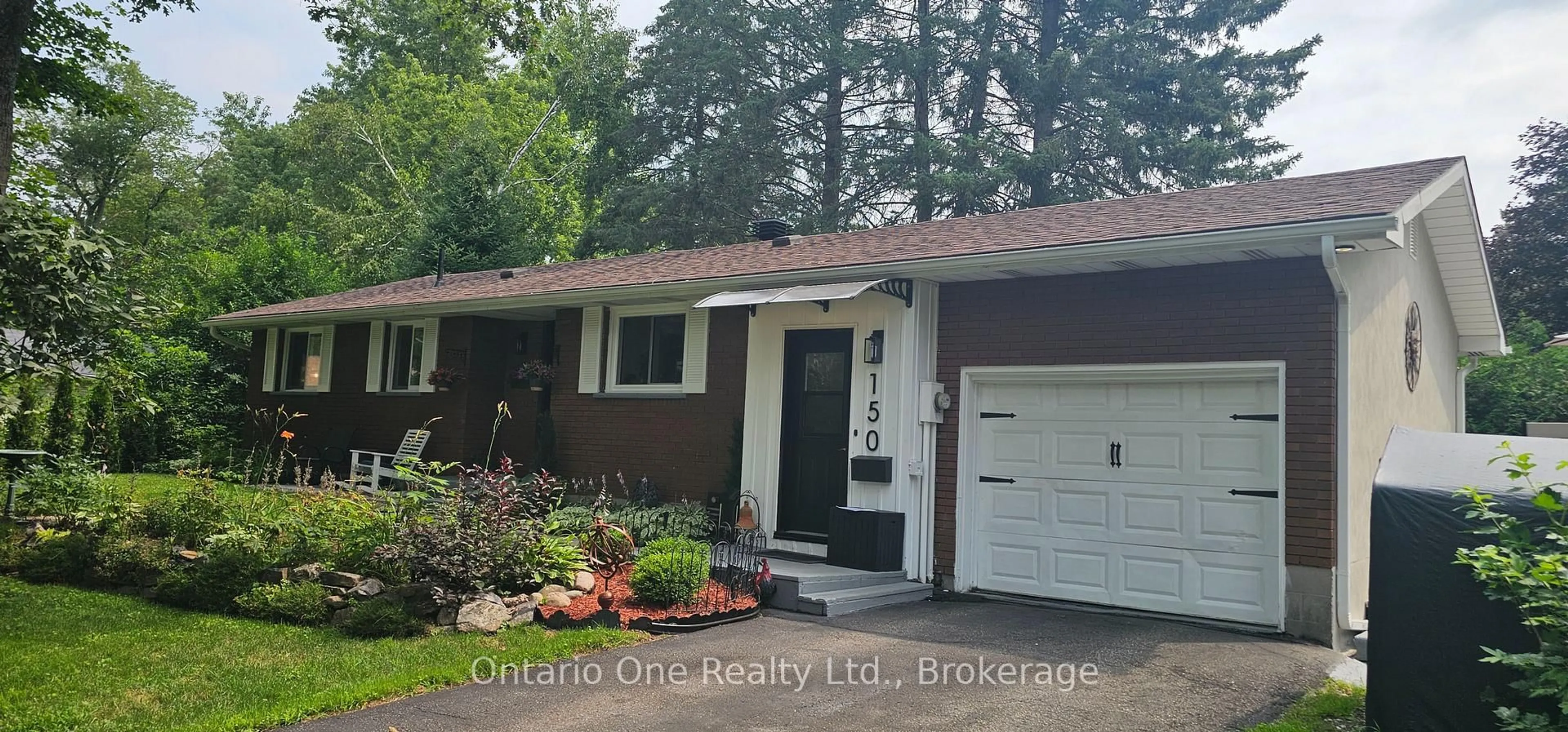 Home with vinyl exterior material, street for 150 Lofty Pines Cres, Gravenhurst Ontario P1P 1M6