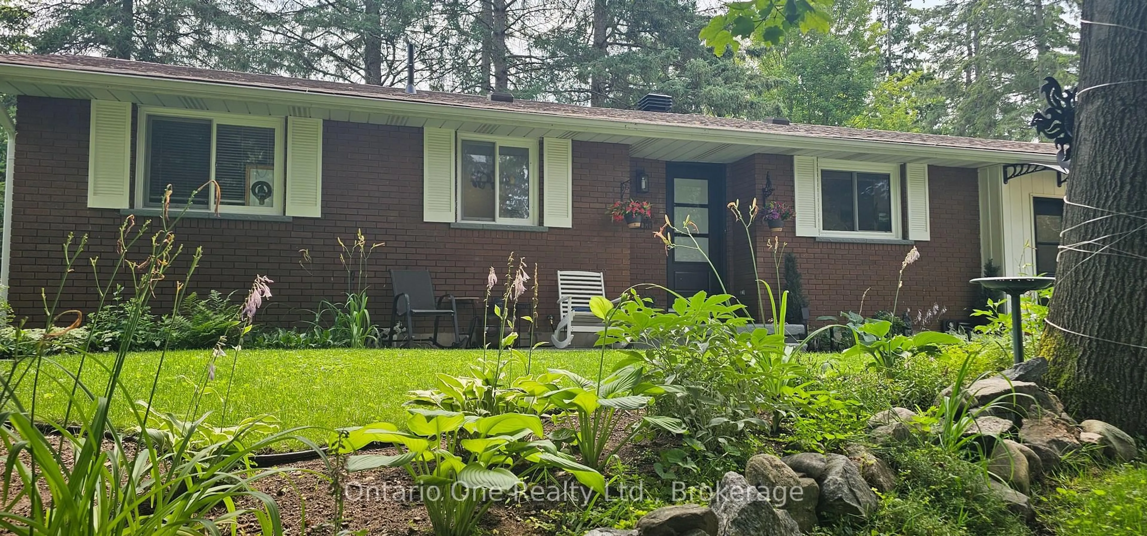 Home with brick exterior material, unknown for 150 Lofty Pines Cres, Gravenhurst Ontario P1P 1M6