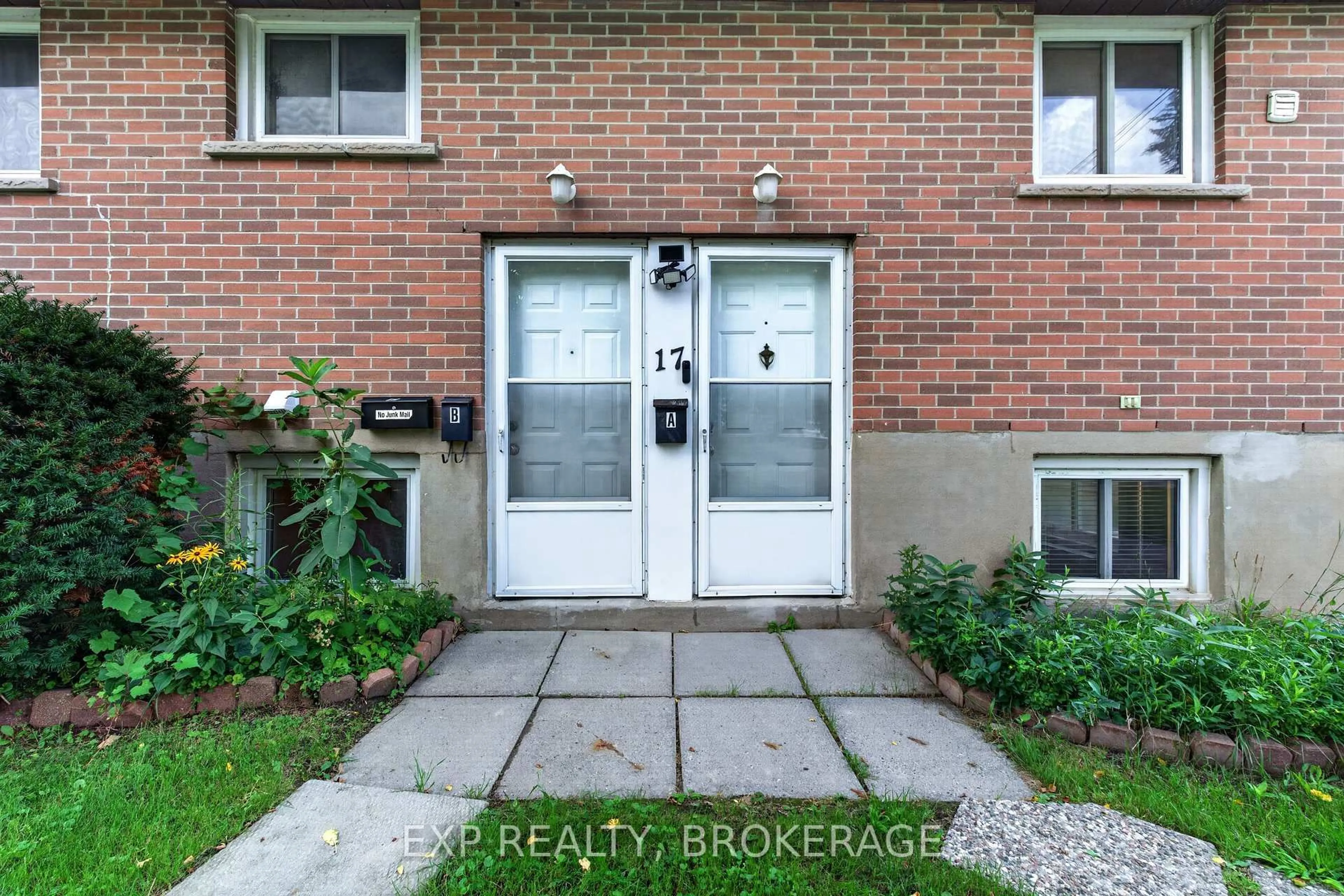 Indoor entryway for 17 SHAW St, Kingston Ontario K7K 4Y5