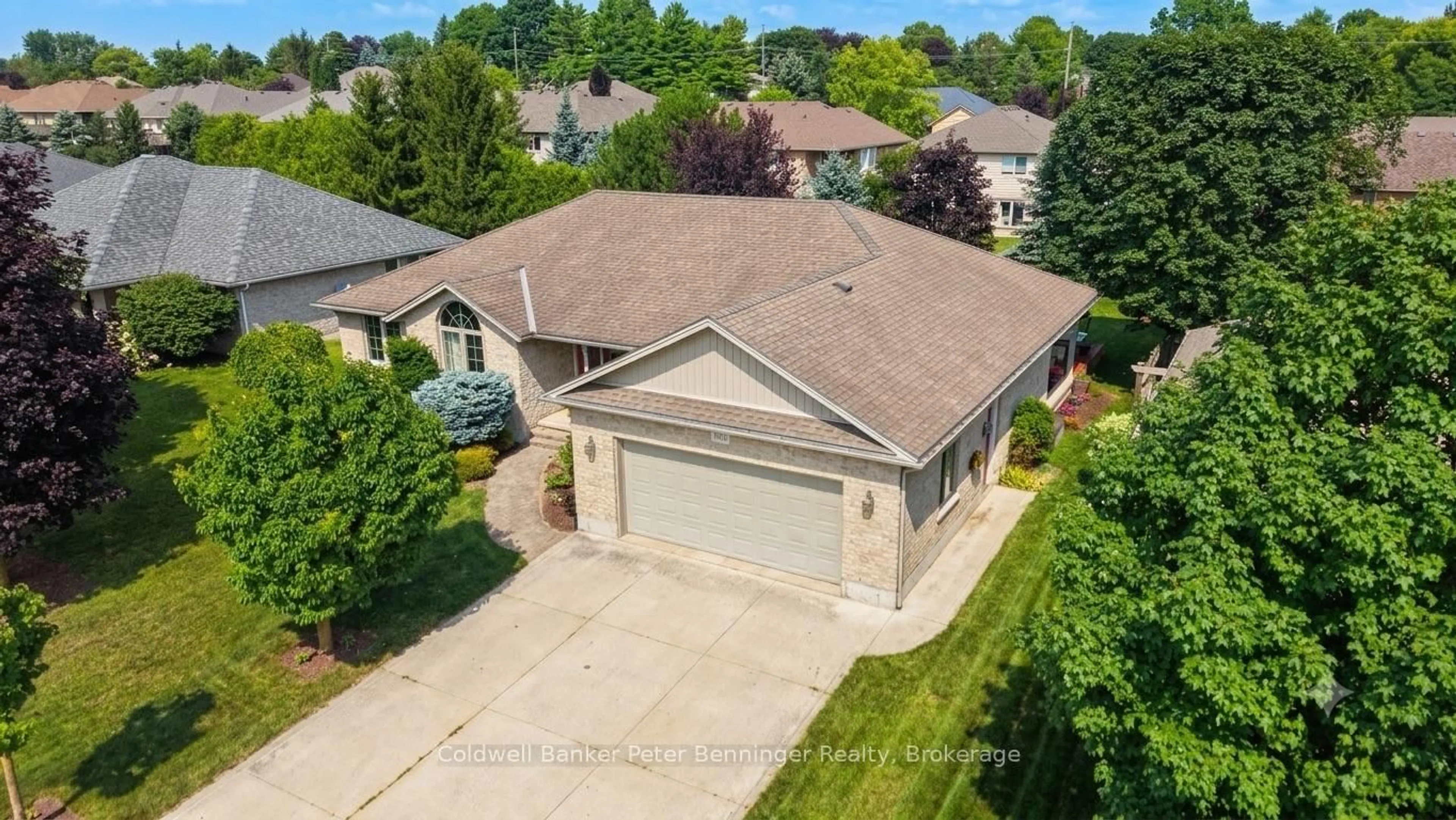 A pic from outside/outdoor area/front of a property/back of a property/a pic from drone, street for 366 Westwood Dr, Brockton Ontario N0G 2V0