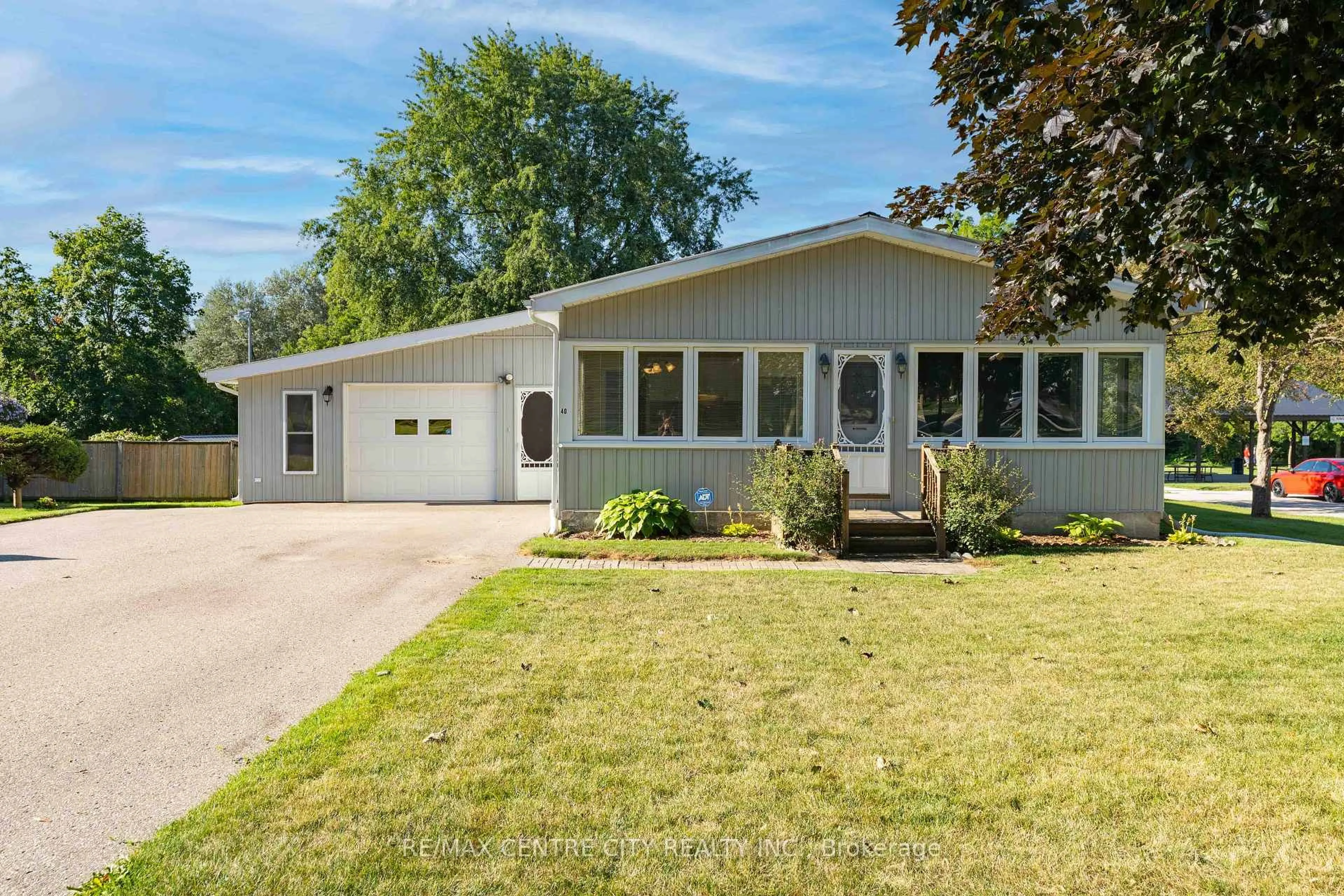 Home with vinyl exterior material, street for 40 Chestnut St, Aylmer Ontario N5H 1E6