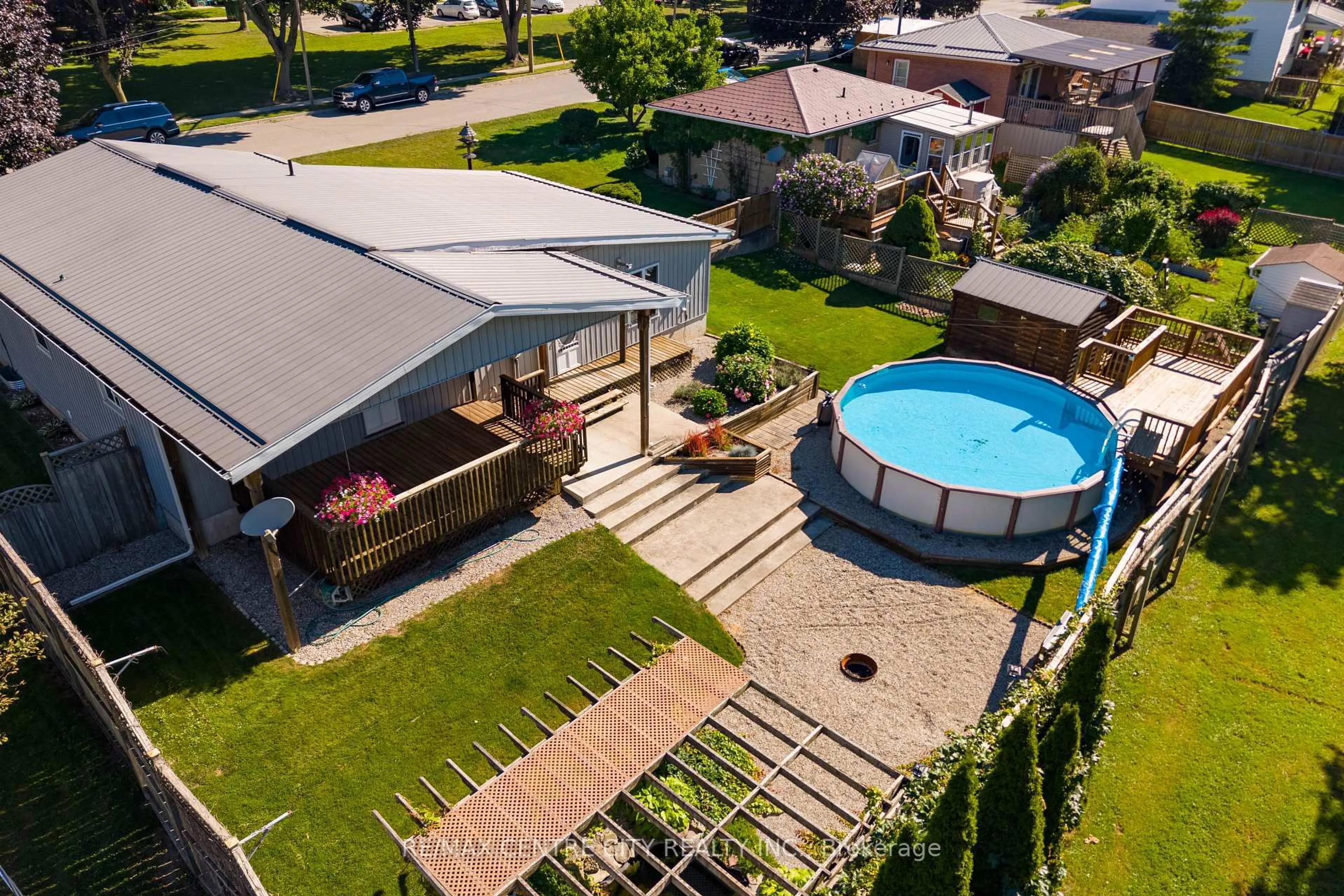A pic from outside/outdoor area/front of a property/back of a property/a pic from drone, street for 40 Chestnut St, Aylmer Ontario N5H 1E6