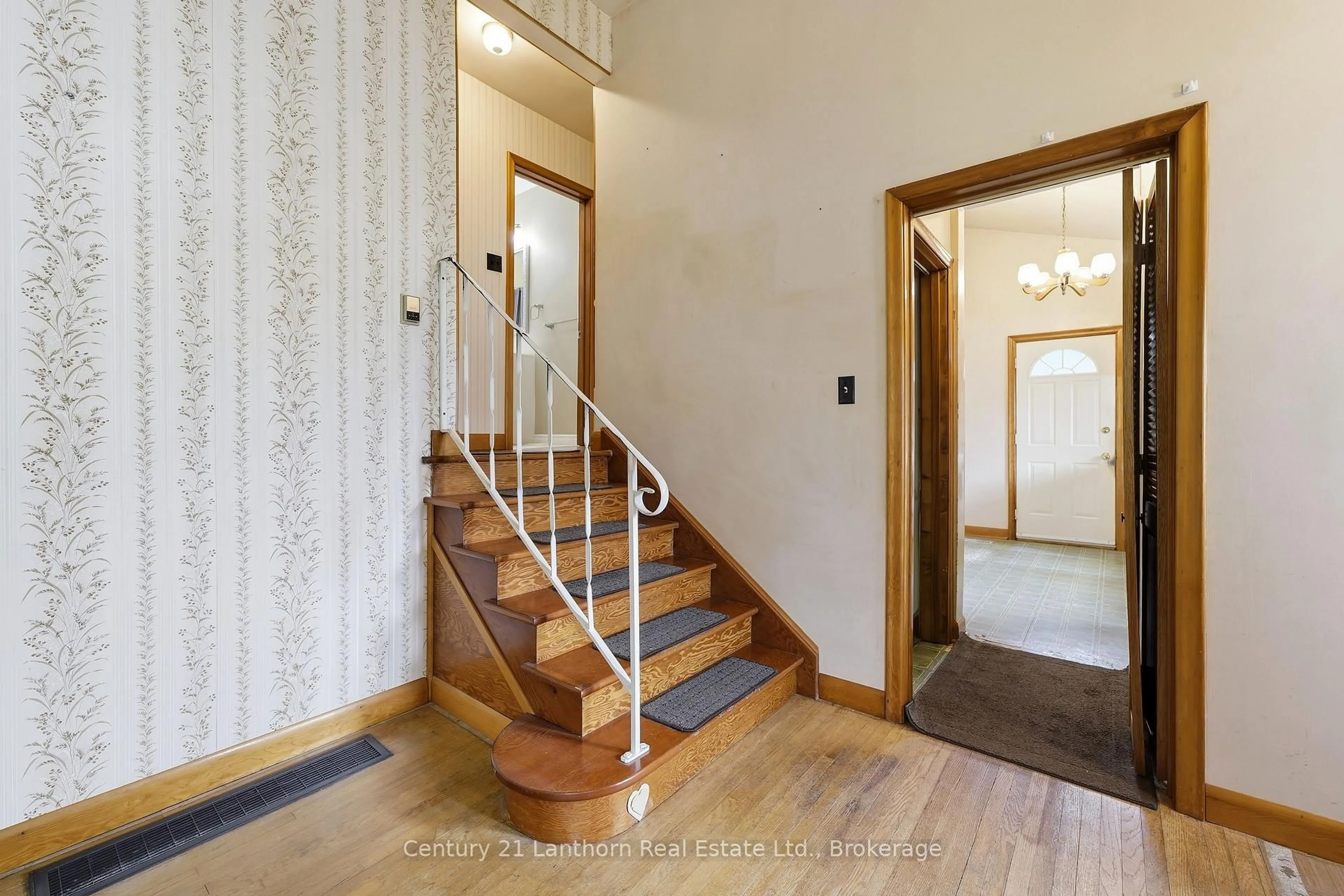 Indoor foyer for 39 Linton Park Rd, Belleville Ontario K8N 4K7