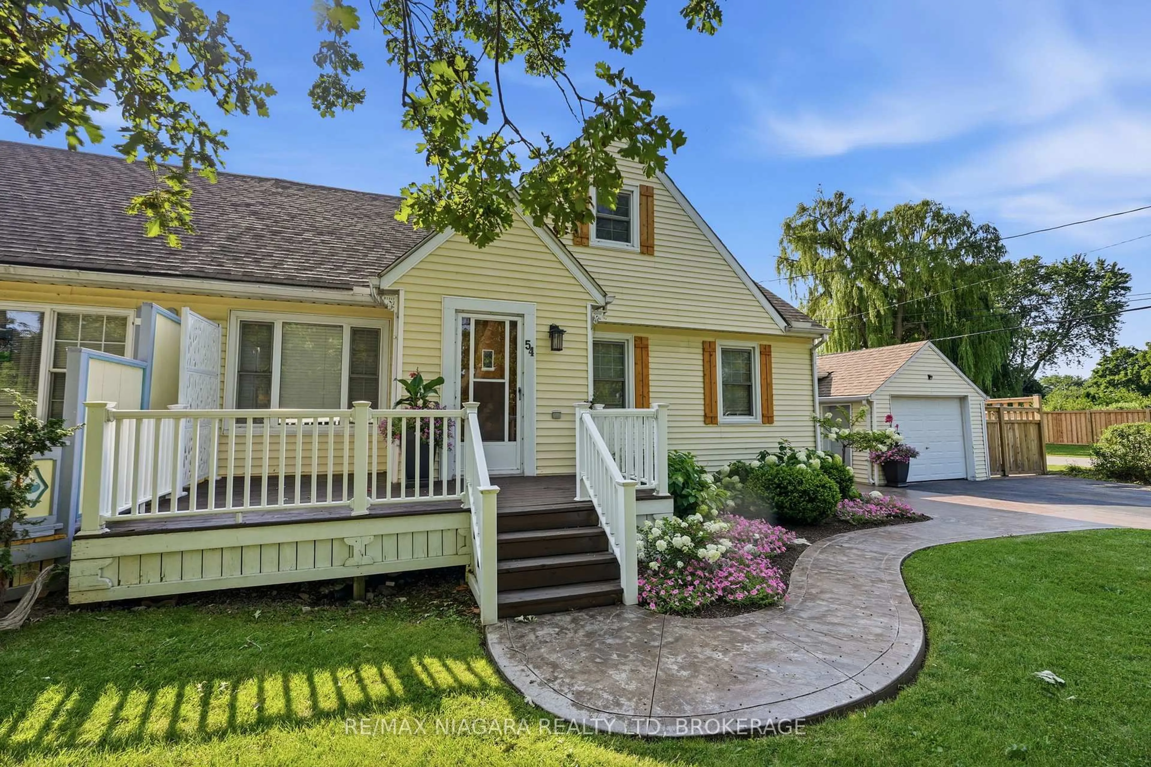 Home with vinyl exterior material, street for 54 Fairview Rd, Grimsby Ontario L3M 3L5