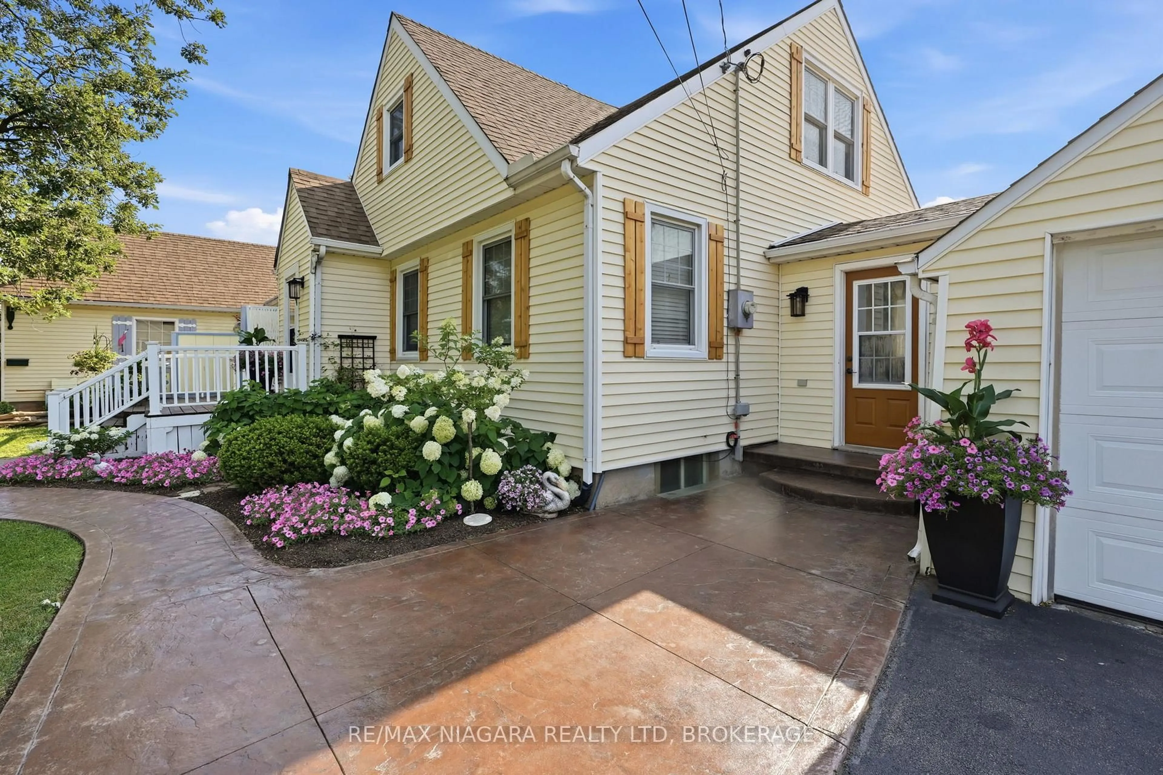 Home with vinyl exterior material, street for 54 Fairview Rd, Grimsby Ontario L3M 3L5