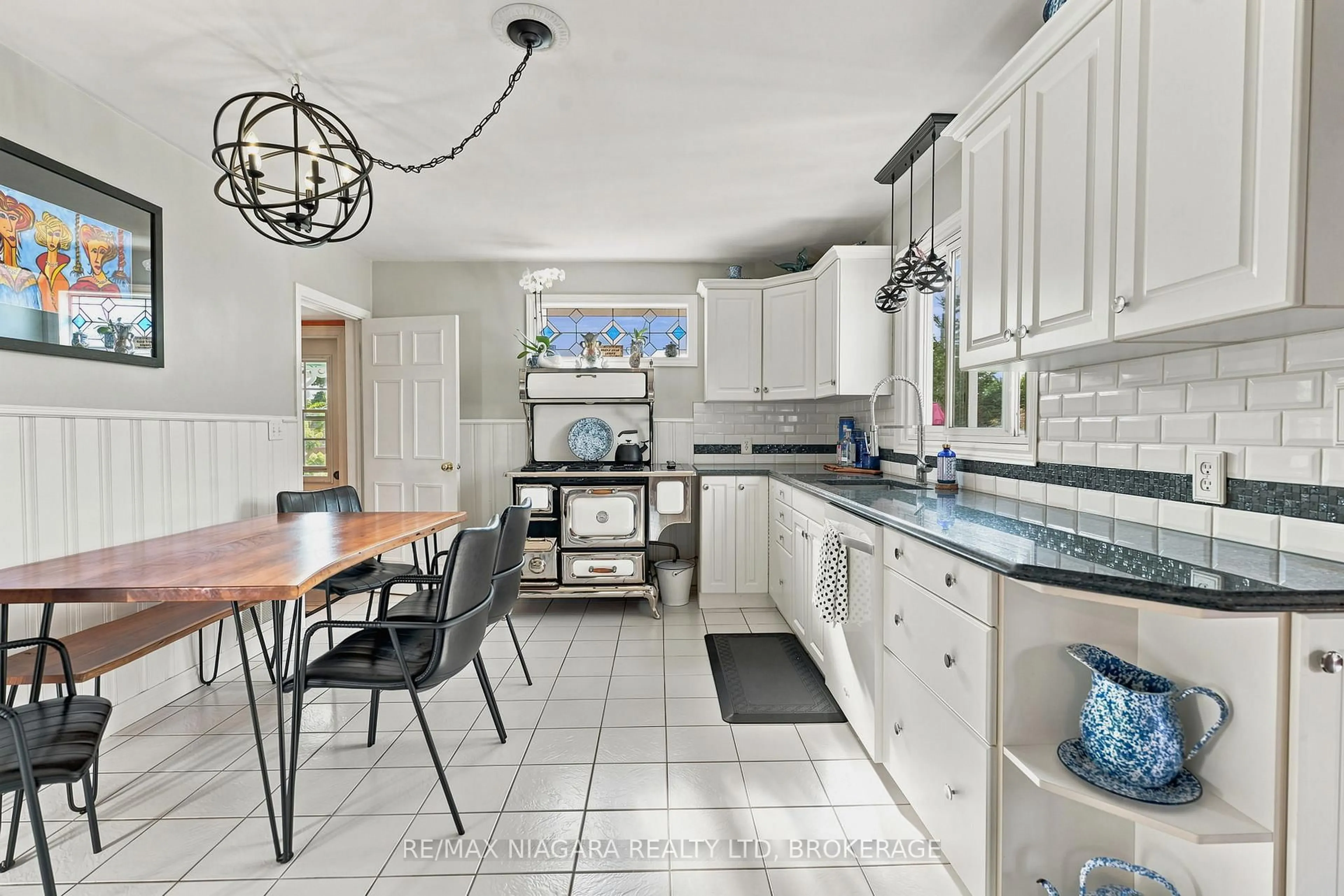 Open concept kitchen, ceramic/tile floor for 54 Fairview Rd, Grimsby Ontario L3M 3L5