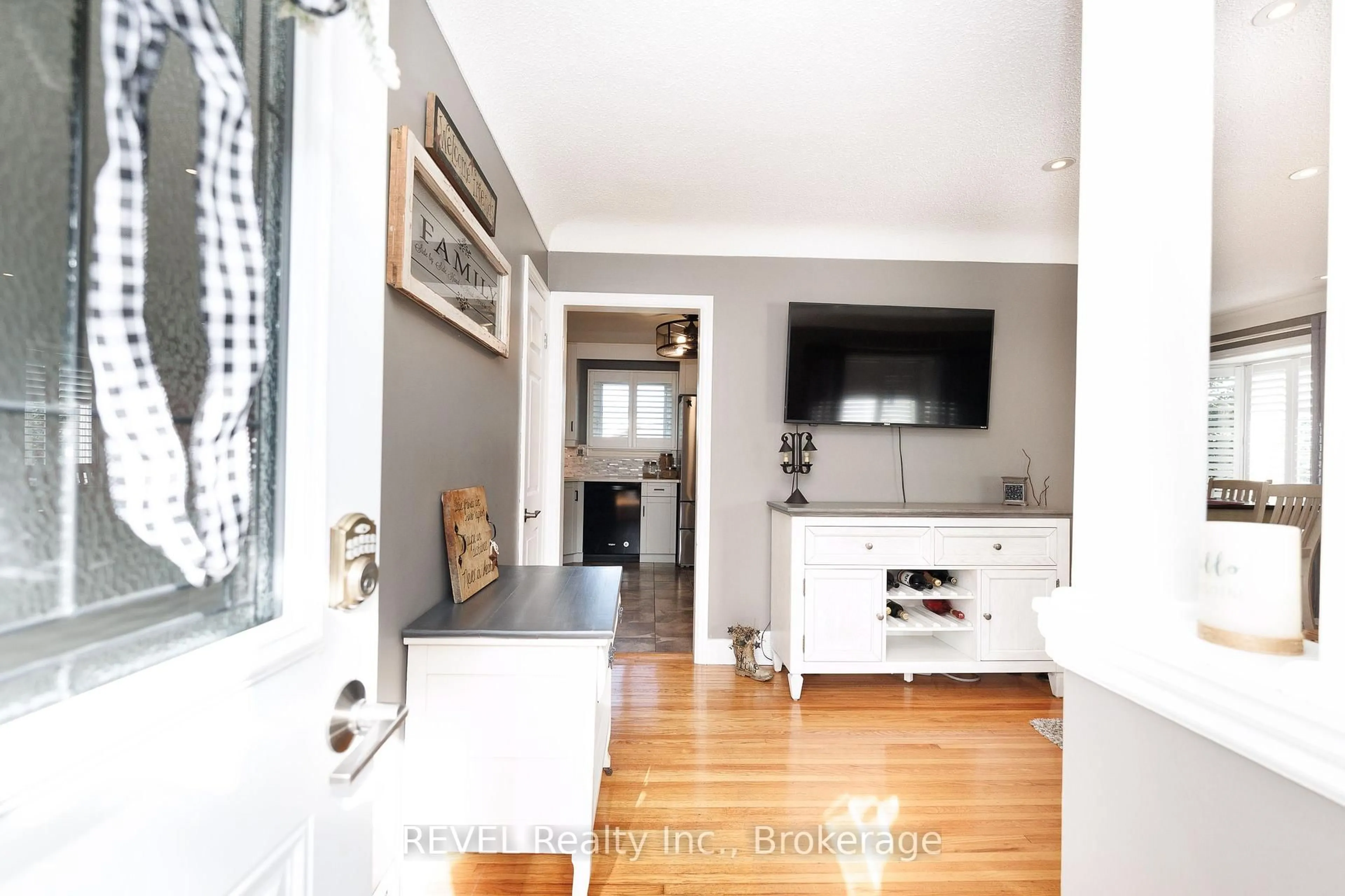 Indoor entryway for 3385 Callan St, Niagara Falls Ontario L2G 6K7