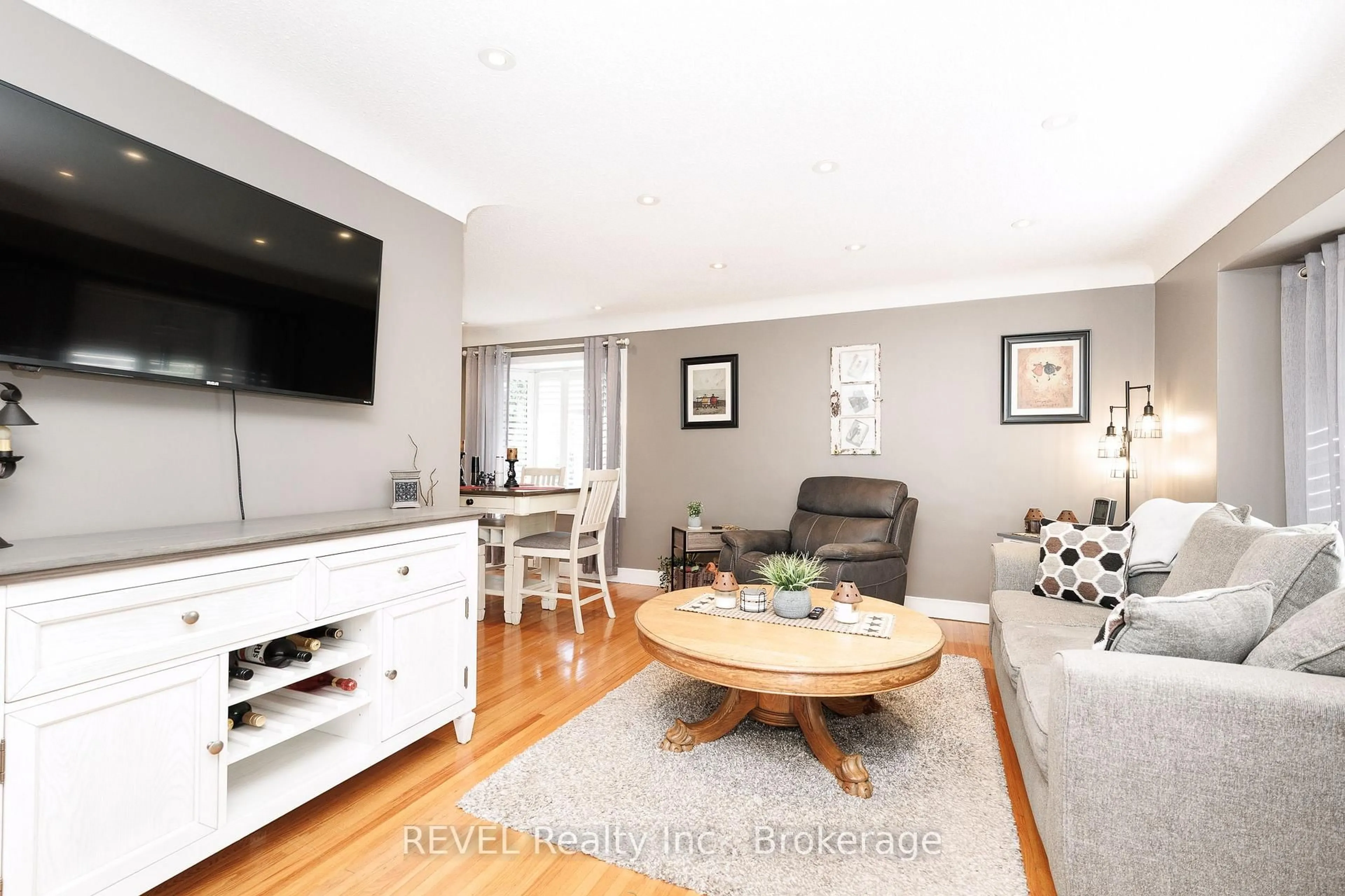 Living room with furniture, wood/laminate floor for 3385 Callan St, Niagara Falls Ontario L2G 6K7