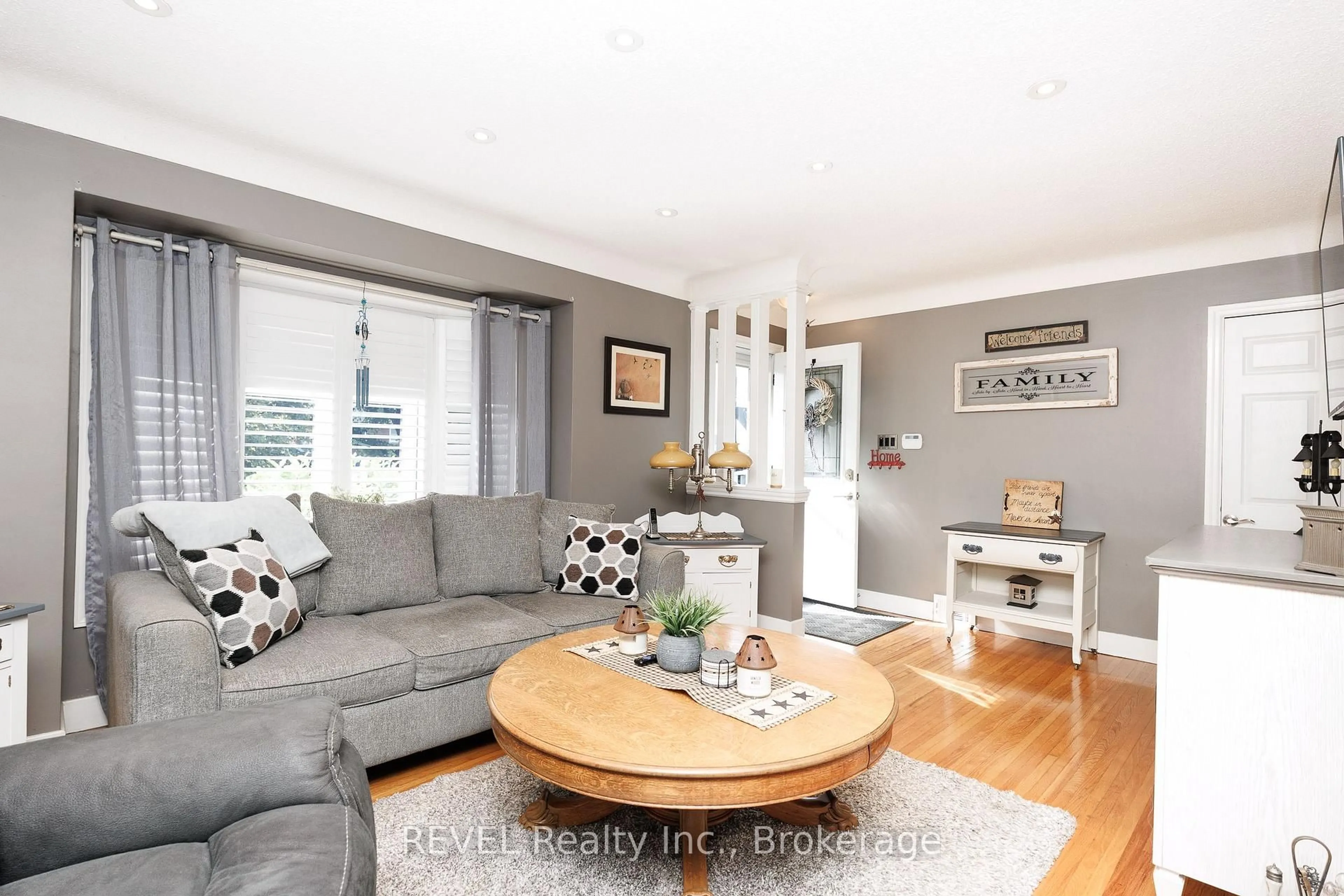 Living room with furniture, wood/laminate floor for 3385 Callan St, Niagara Falls Ontario L2G 6K7