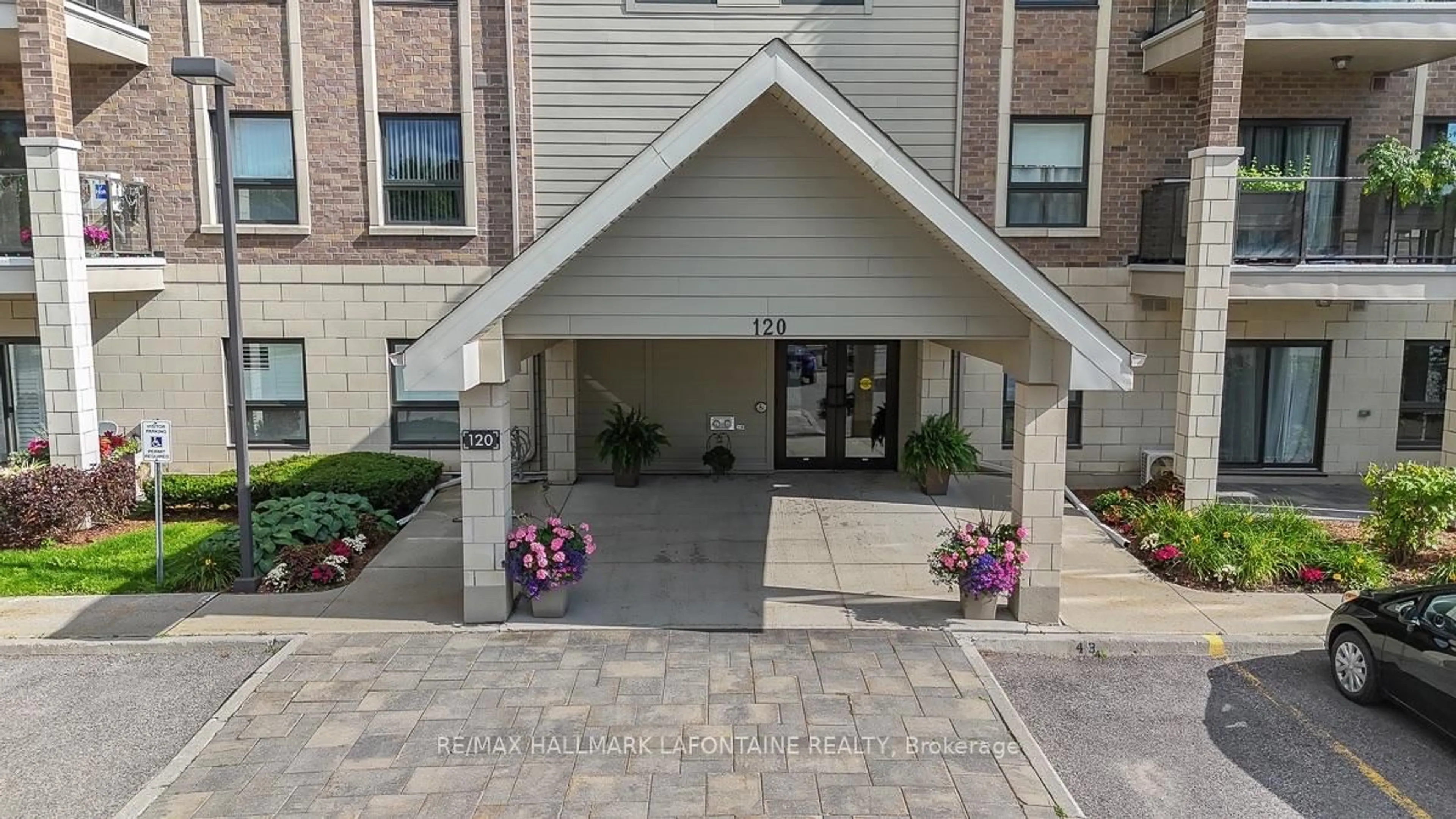 Indoor foyer for 120 Prestige Circ #114, Ottawa Ontario K4A 1B4