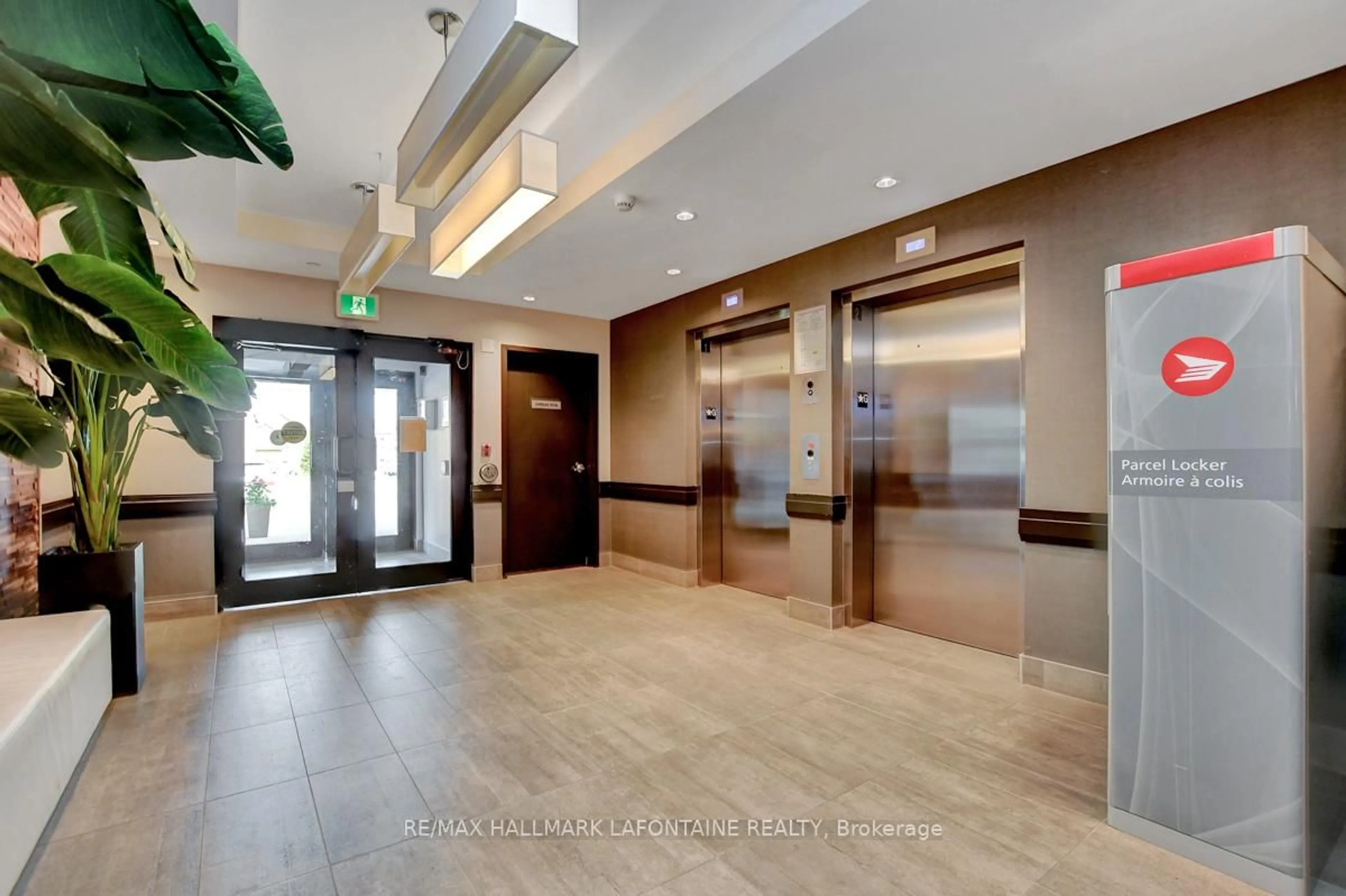 Indoor foyer for 120 Prestige Circ #114, Ottawa Ontario K4A 1B4