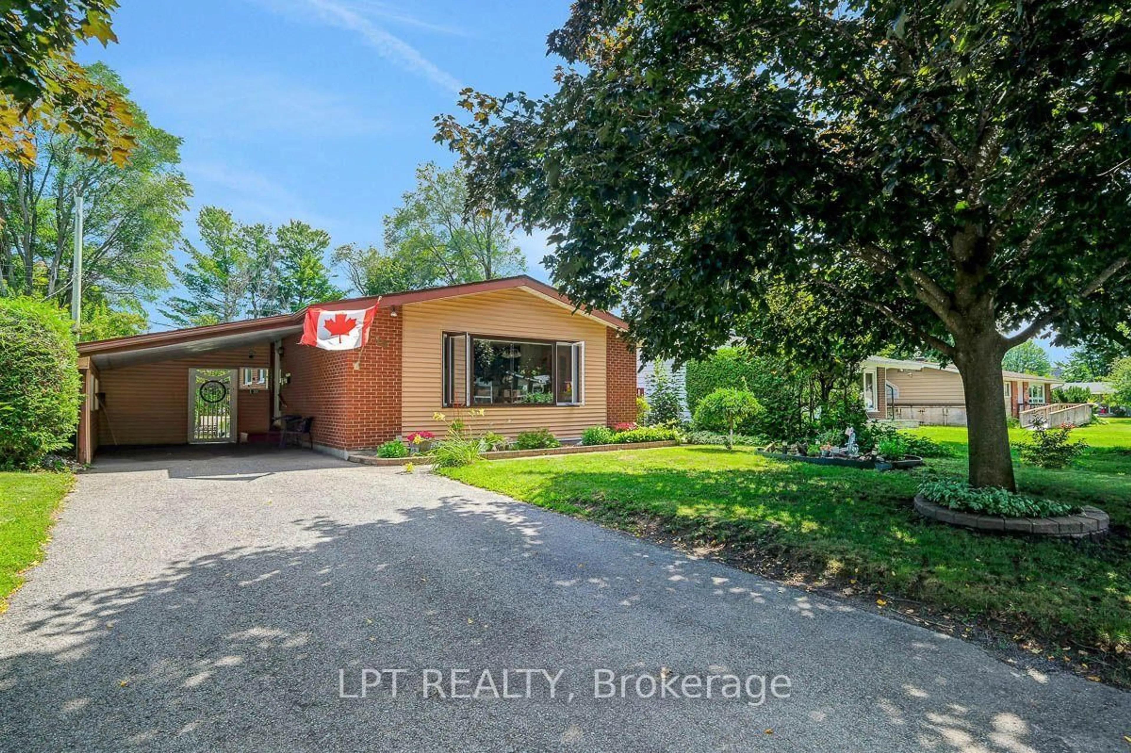 A pic from outside/outdoor area/front of a property/back of a property/a pic from drone, unknown for 2396 Heaton Ave, Ottawa Ontario K1G 1J2