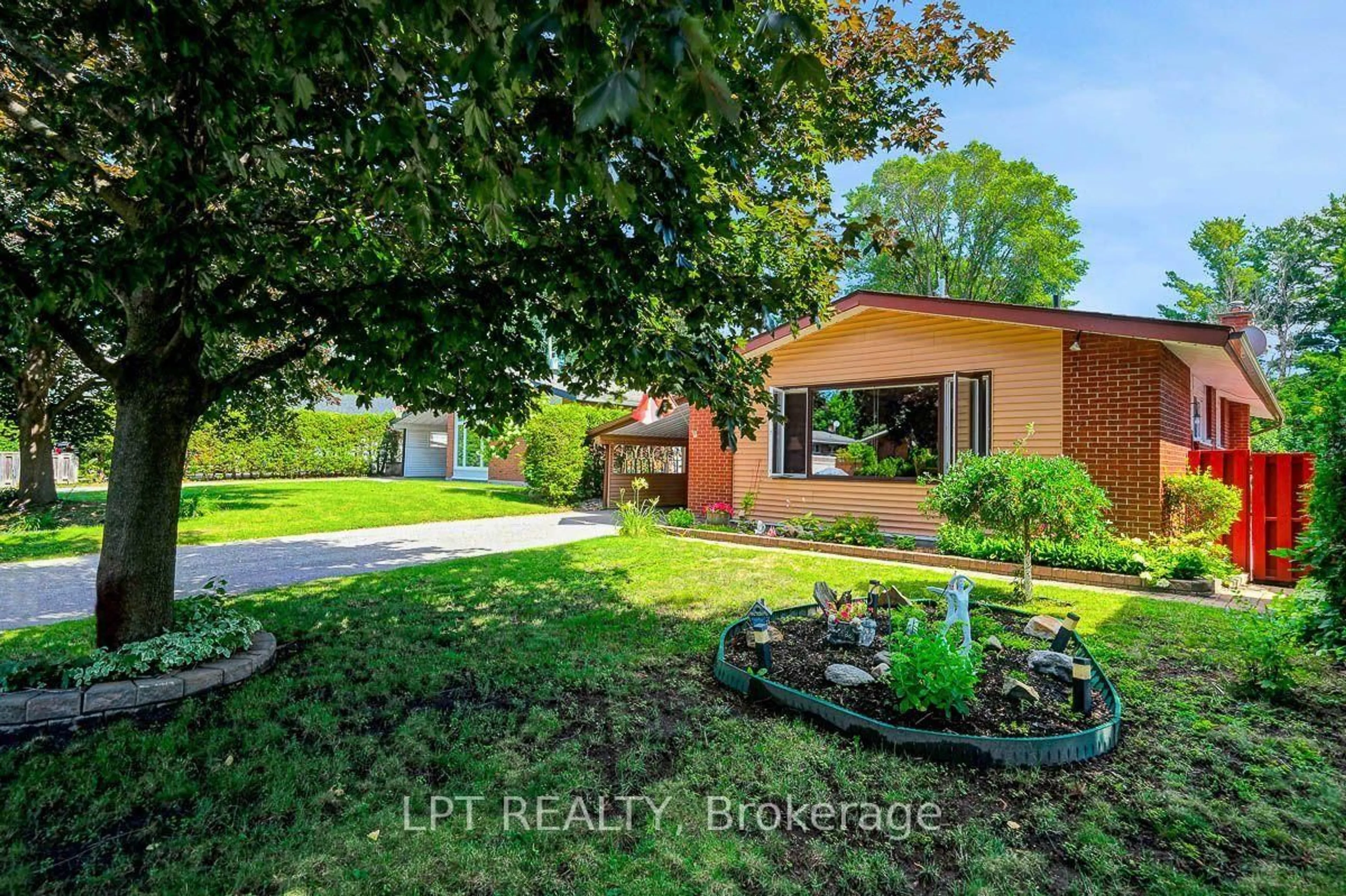 A pic from outside/outdoor area/front of a property/back of a property/a pic from drone, street for 2396 Heaton Ave, Ottawa Ontario K1G 1J2