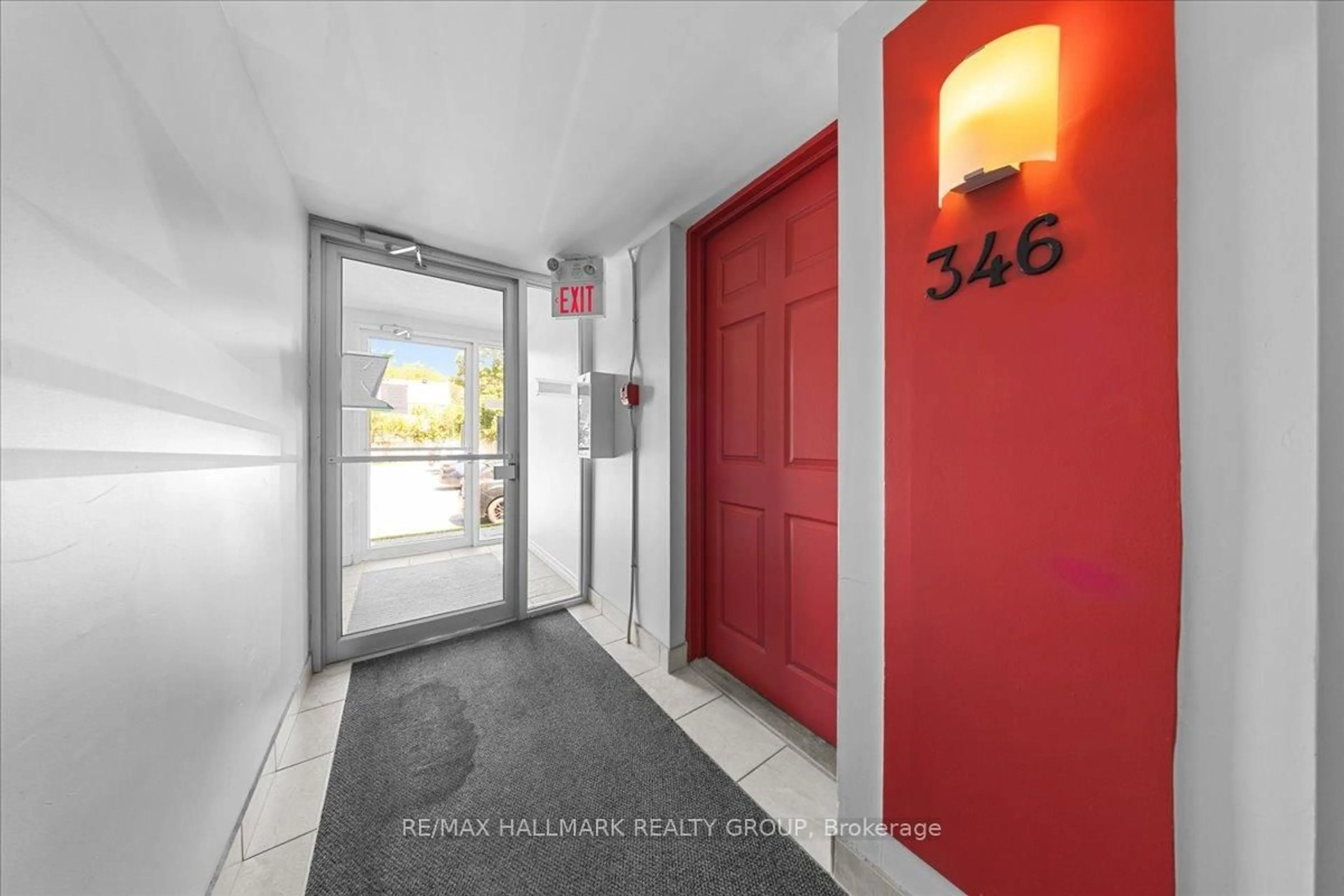 Indoor entryway for 346 Garden Glen Private, Ottawa Ontario K2G 1E4