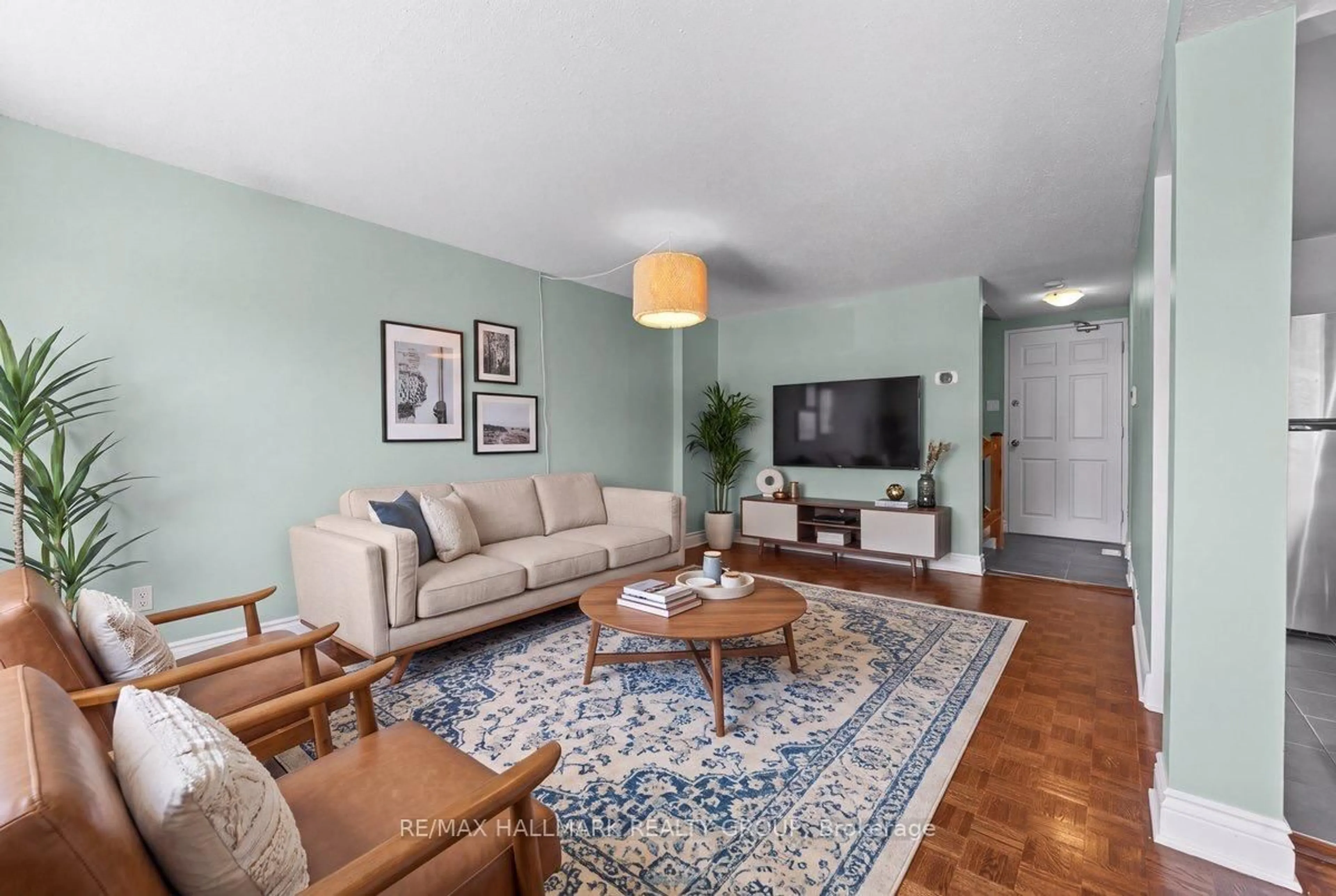 Living room with furniture, unknown for 346 Garden Glen Private, Ottawa Ontario K2G 1E4