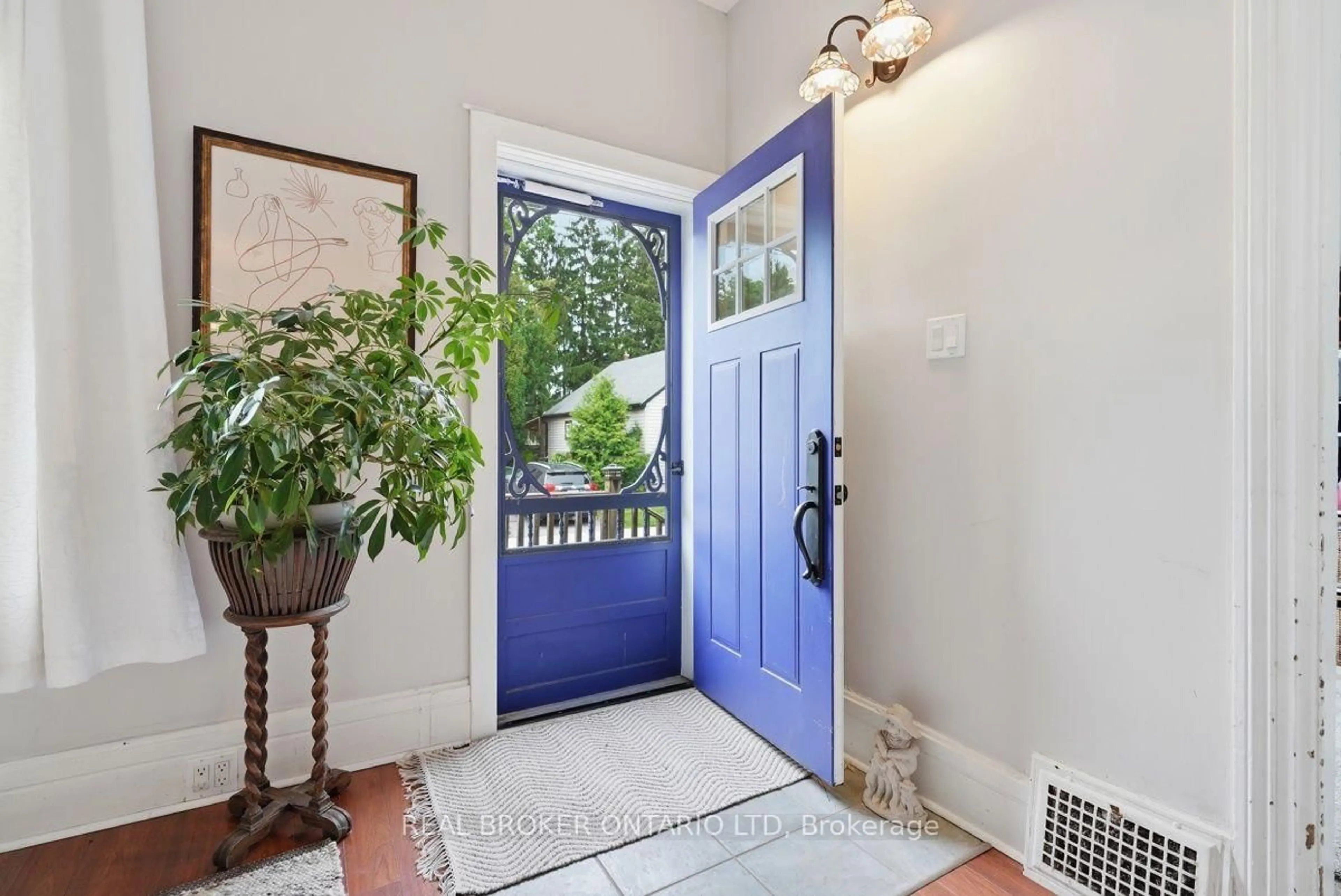 Indoor entryway for 18 Mount Pleasant Ave, London North Ontario N6H 1C9