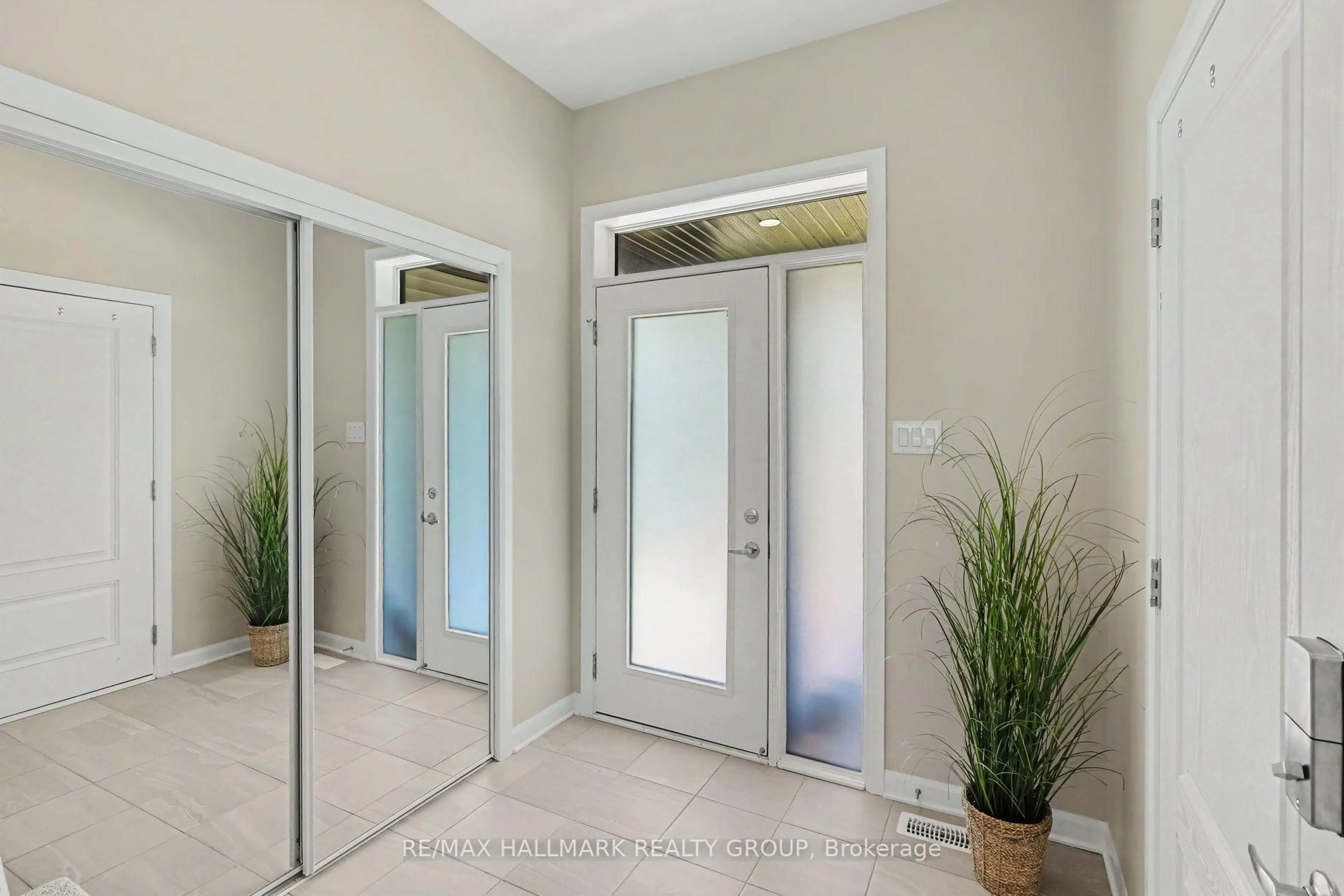 Indoor entryway for 715 Sebastian St, Ottawa Ontario K4A 5L1