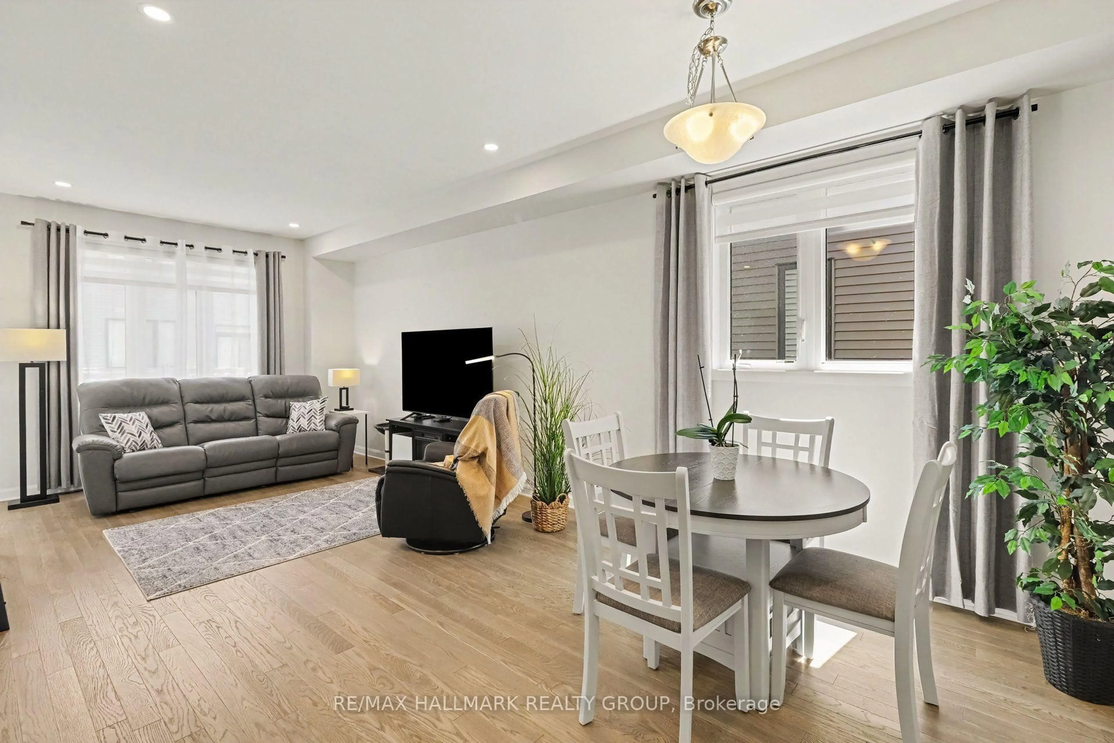 Living room with furniture, unknown for 715 Sebastian St, Ottawa Ontario K4A 5L1