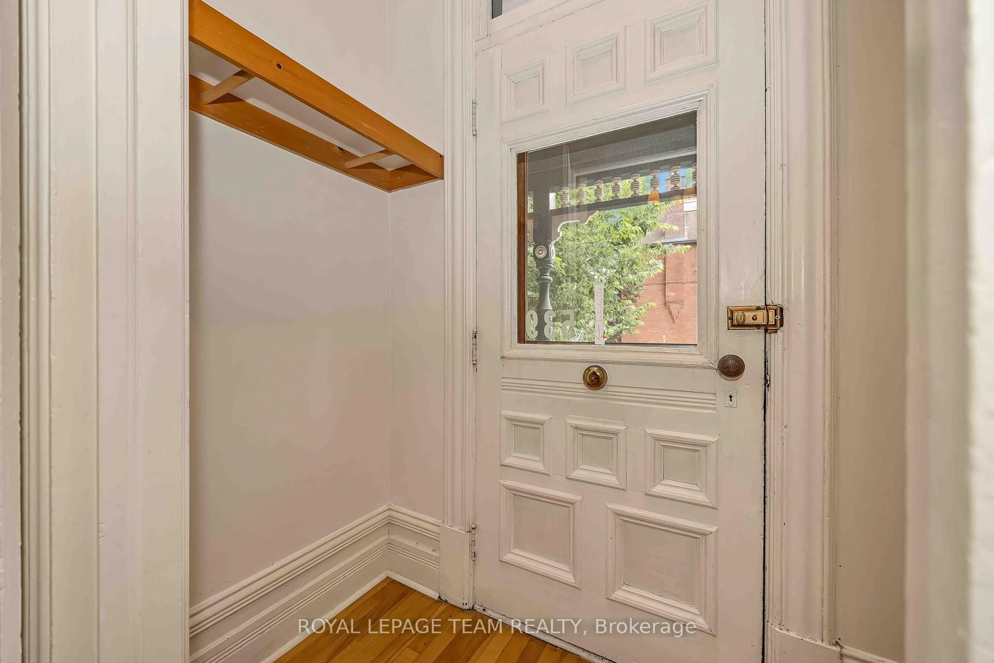 Indoor entryway for 539 Gilmour St, Ottawa Ontario K1R 5L5