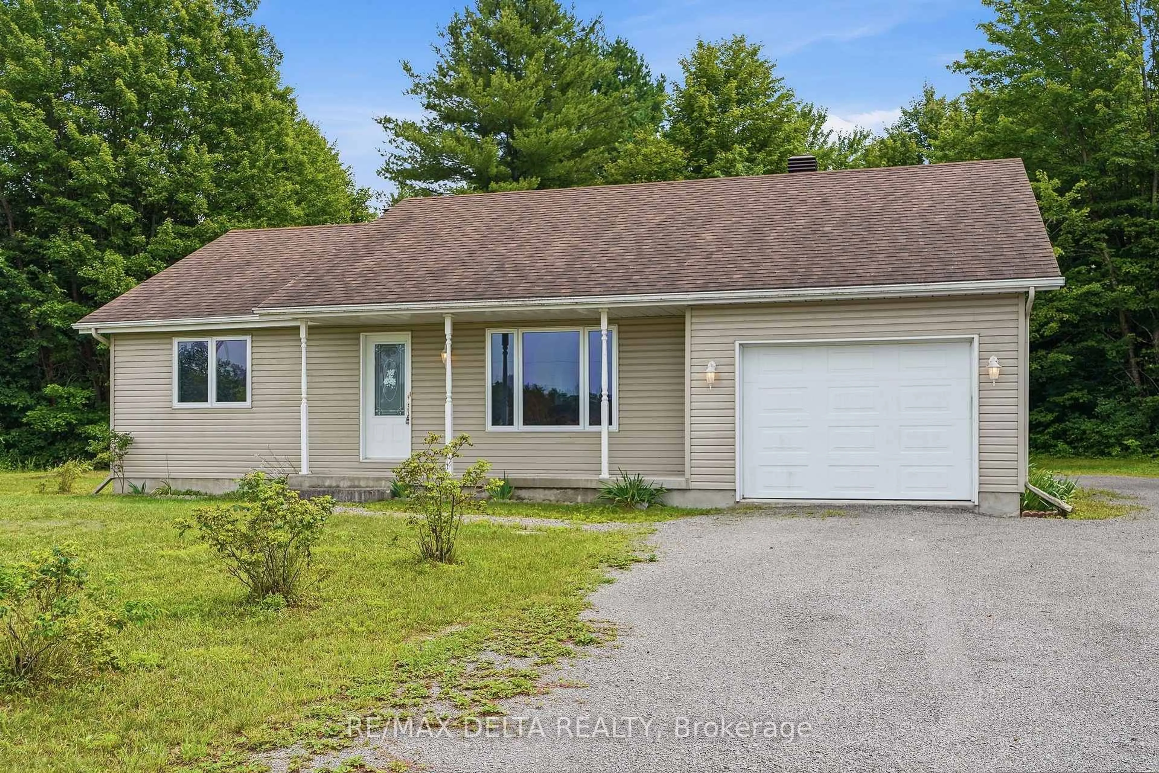 A pic from outside/outdoor area/front of a property/back of a property/a pic from drone, street for 264 Concession 7 Rd, Alfred and Plantagenet Ontario K0B 1A0