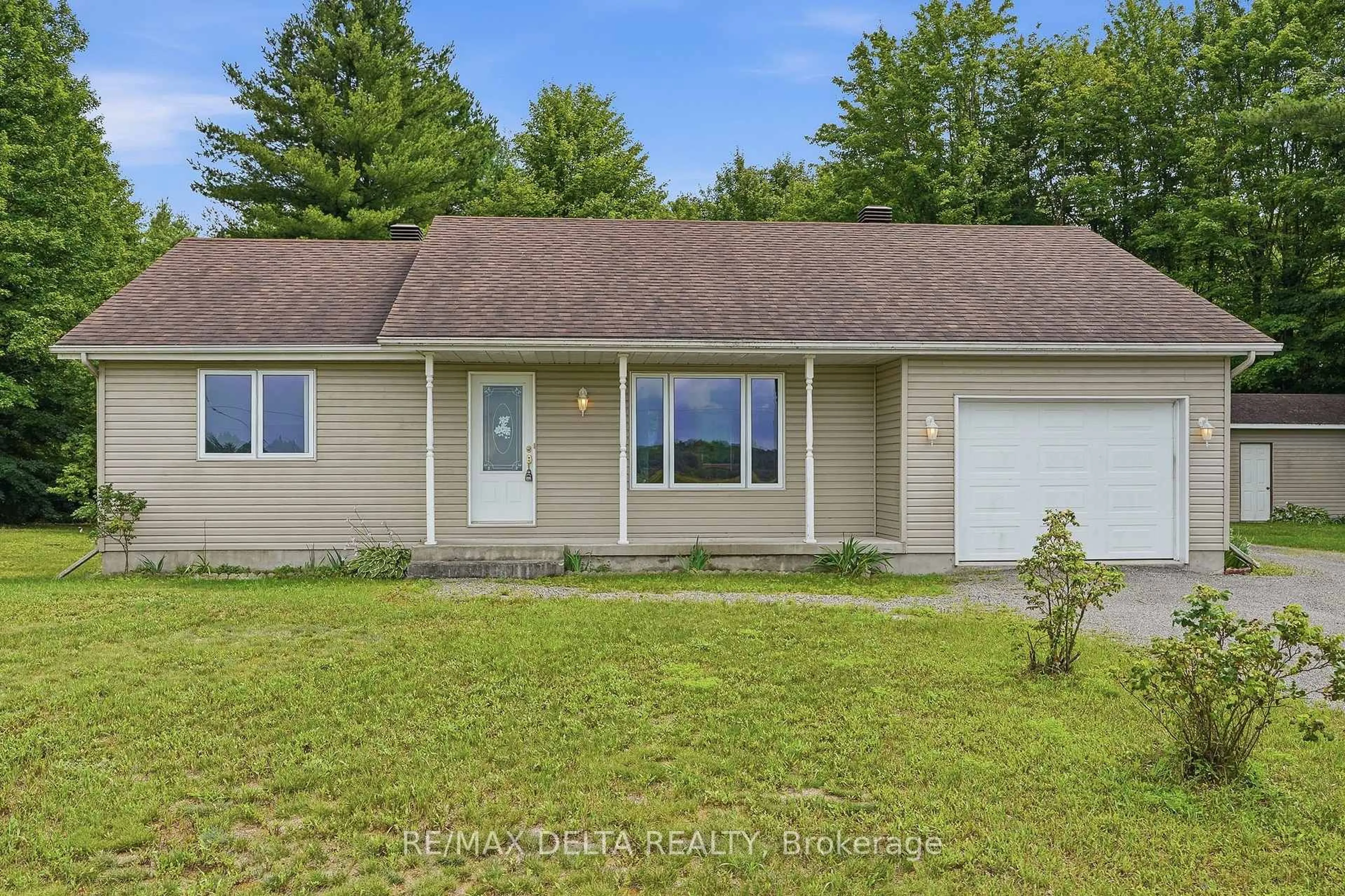 Home with vinyl exterior material, street for 264 Concession 7 Rd, Alfred and Plantagenet Ontario K0B 1A0