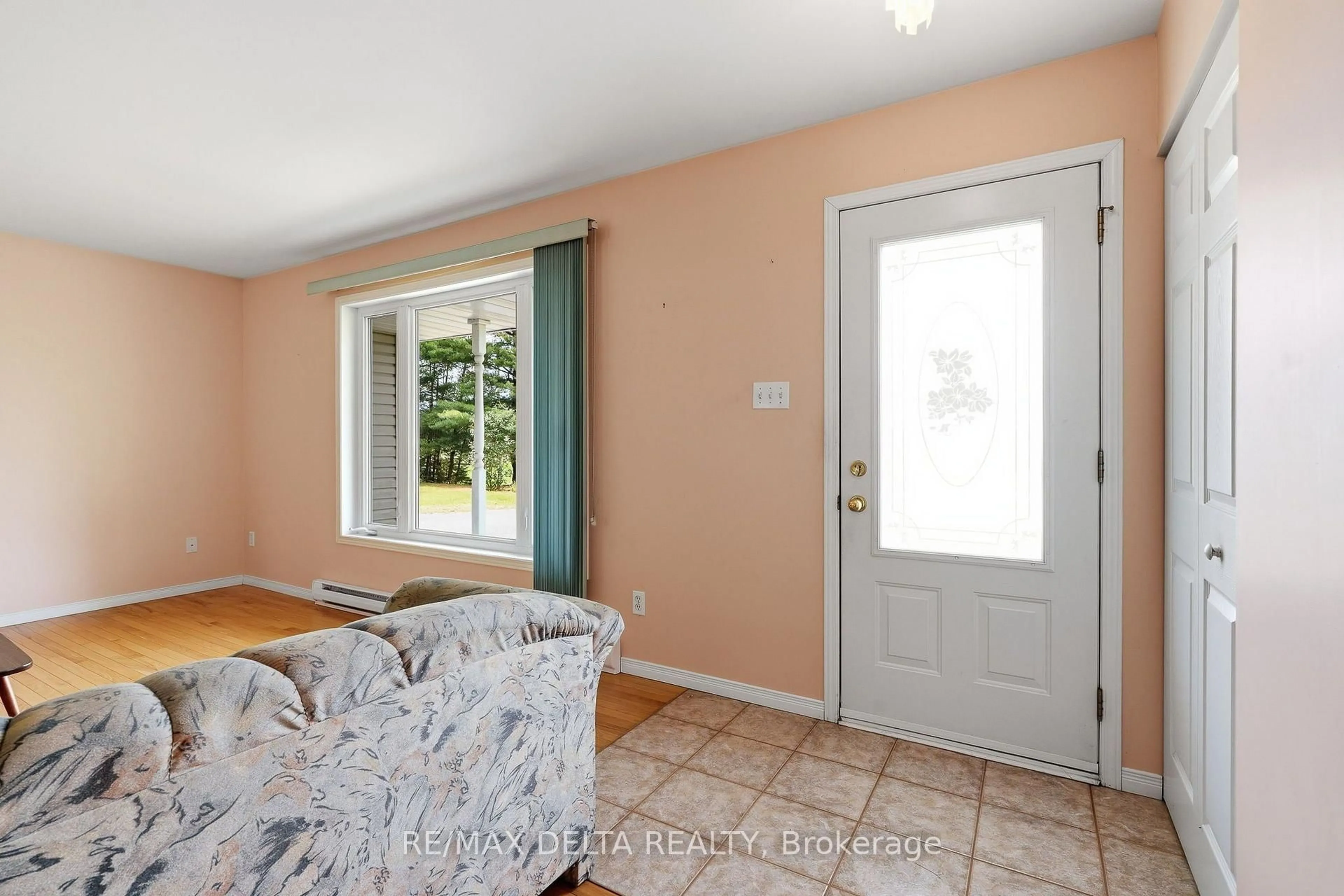 Indoor entryway for 264 Concession 7 Rd, Alfred and Plantagenet Ontario K0B 1A0