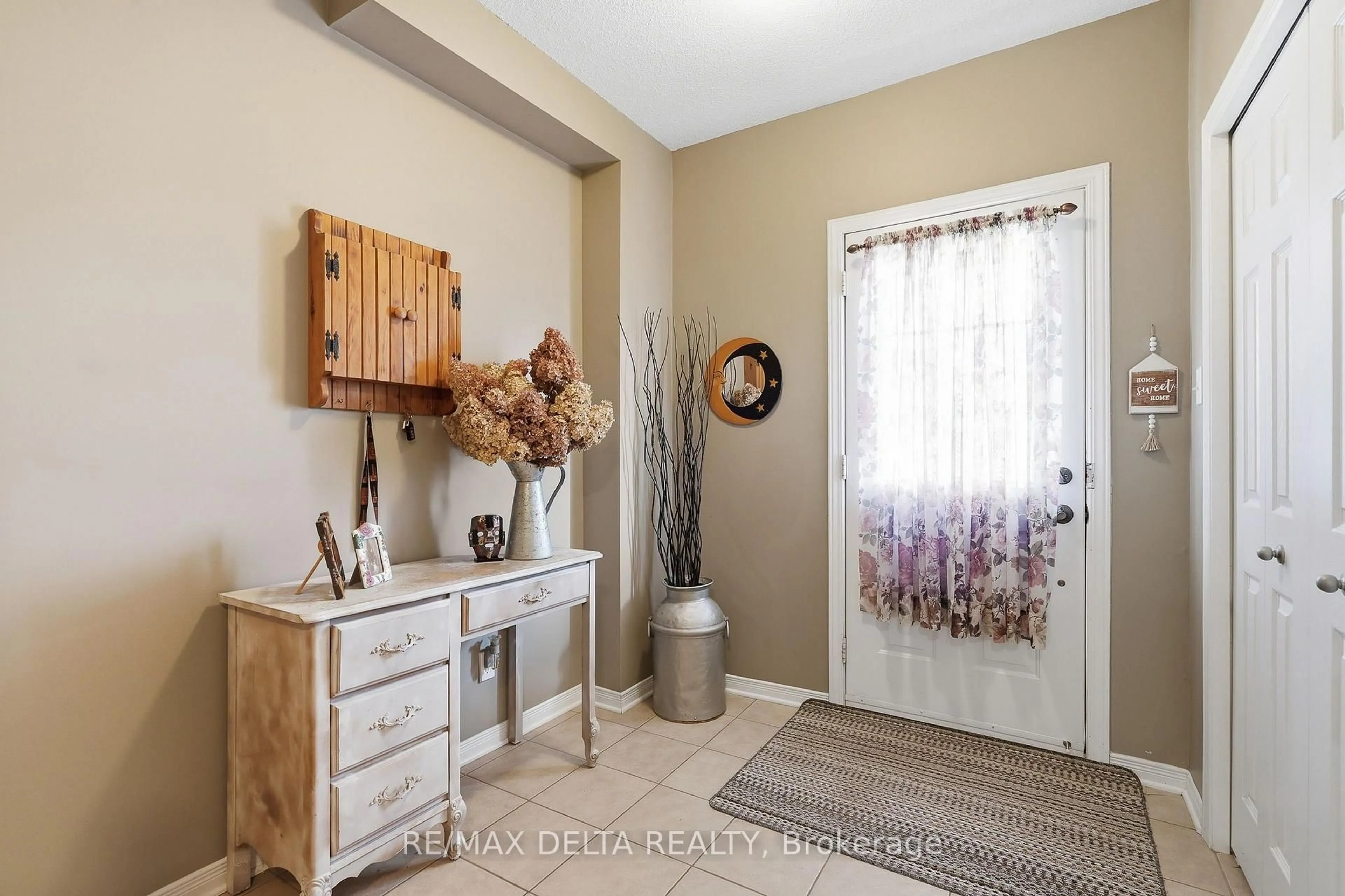 Indoor entryway for 1667 Manon St, Clarence-Rockland Ontario K4K 1T9