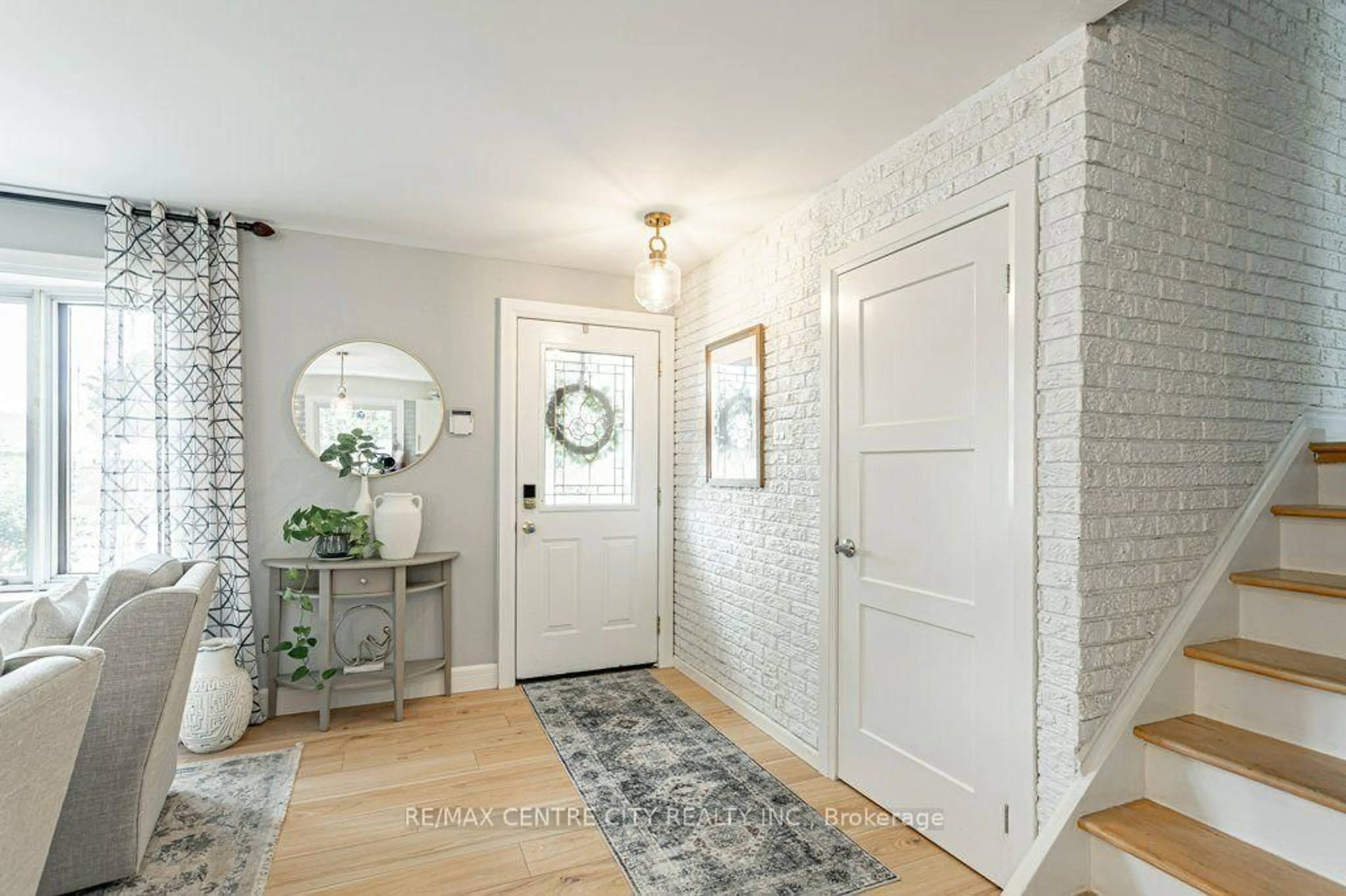 Indoor entryway for 380 Magnolia Cres, London East Ontario N5Y 4S9
