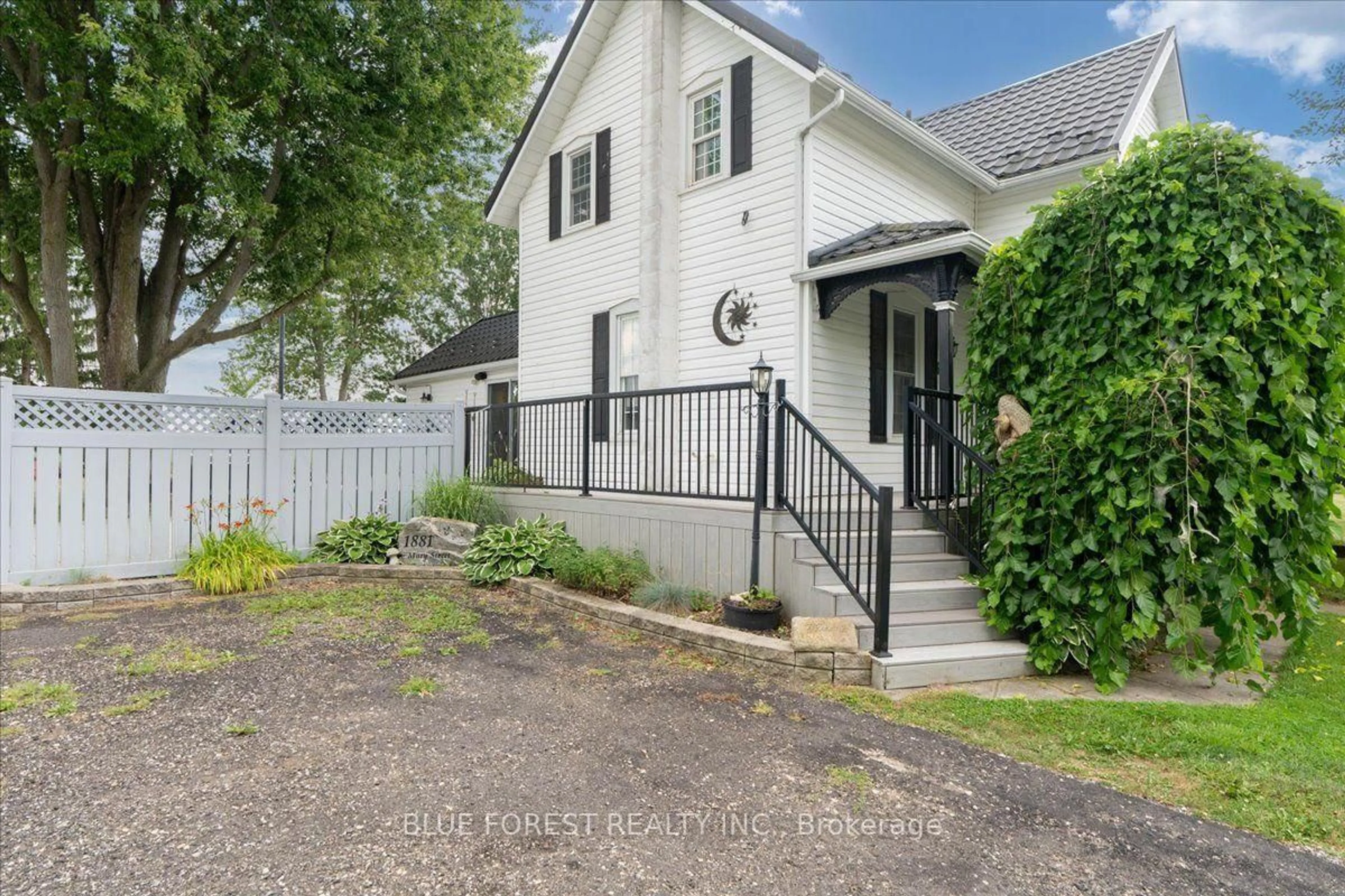Unknown for 1881 Mary St, Perth South Ontario N0K 1K0