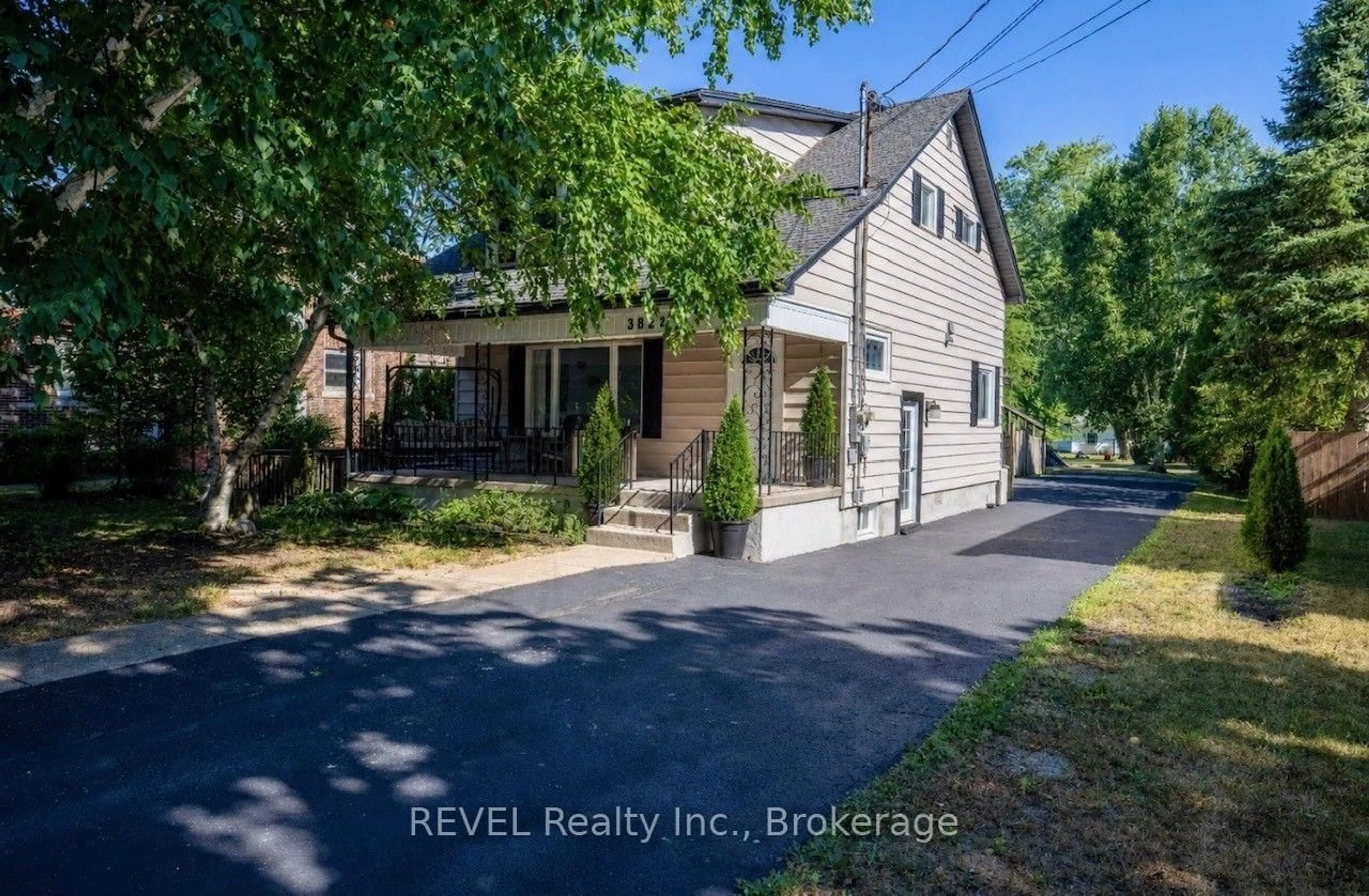 A pic from outside/outdoor area/front of a property/back of a property/a pic from drone, street for 3852 Highland Dr, Fort Erie Ontario L0S 1N0