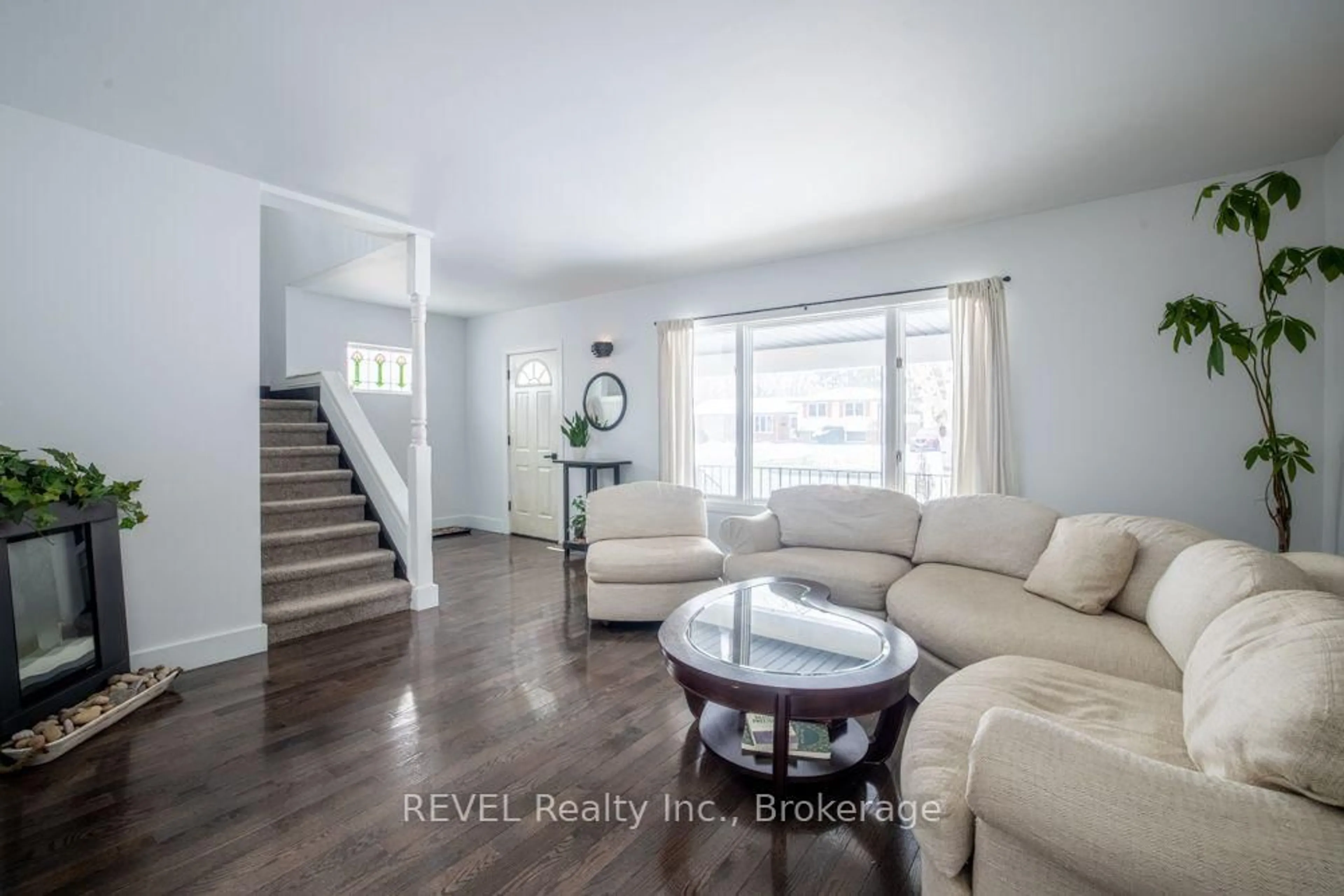 Living room with furniture, unknown for 3852 Highland Dr, Fort Erie Ontario L0S 1N0