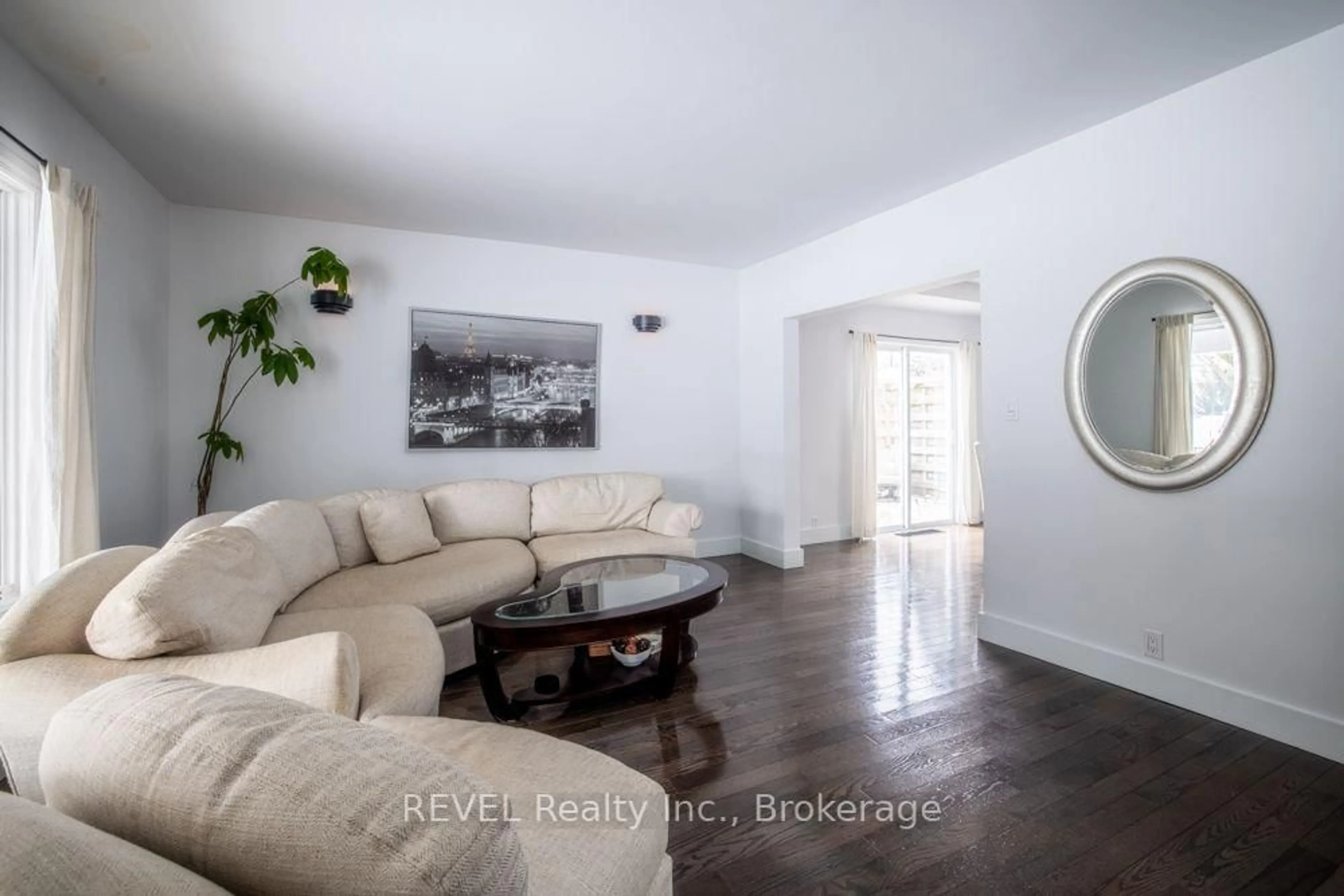 Living room with furniture, unknown for 3852 Highland Dr, Fort Erie Ontario L0S 1N0