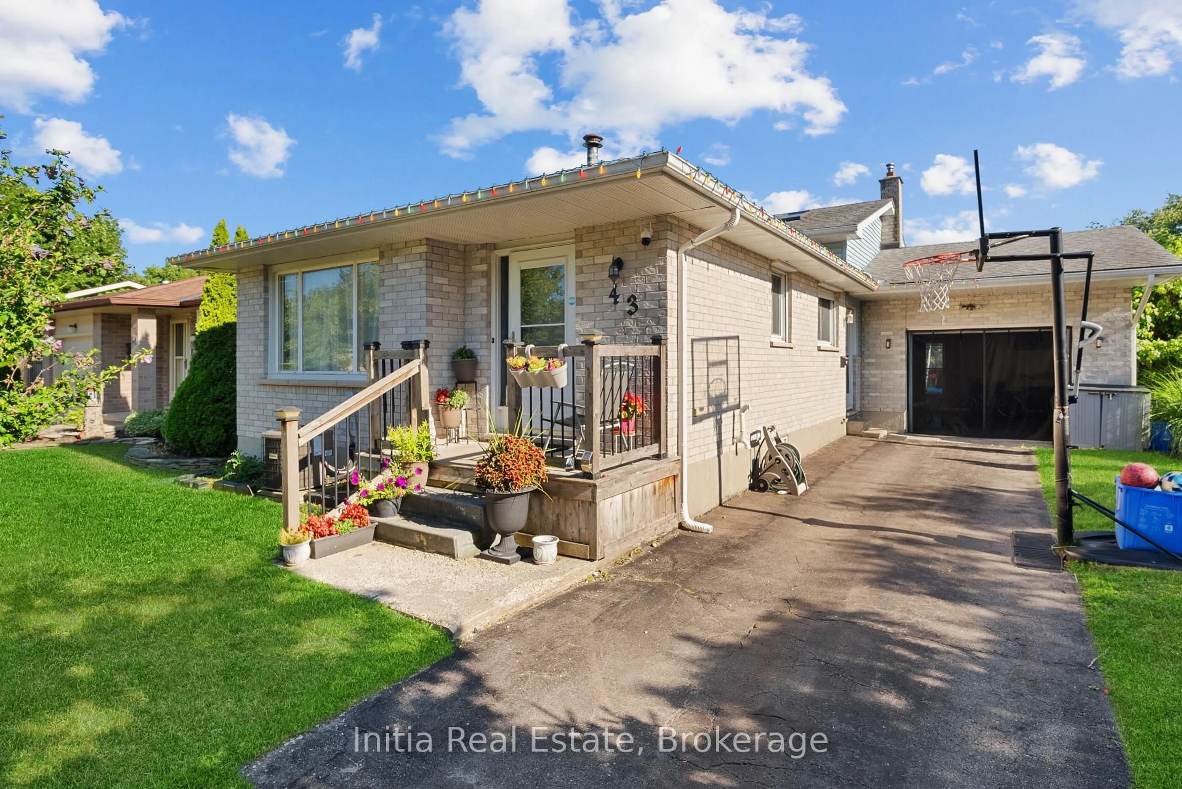 Unknown for 43 Sussex Cres, London East Ontario N5Y 5H3