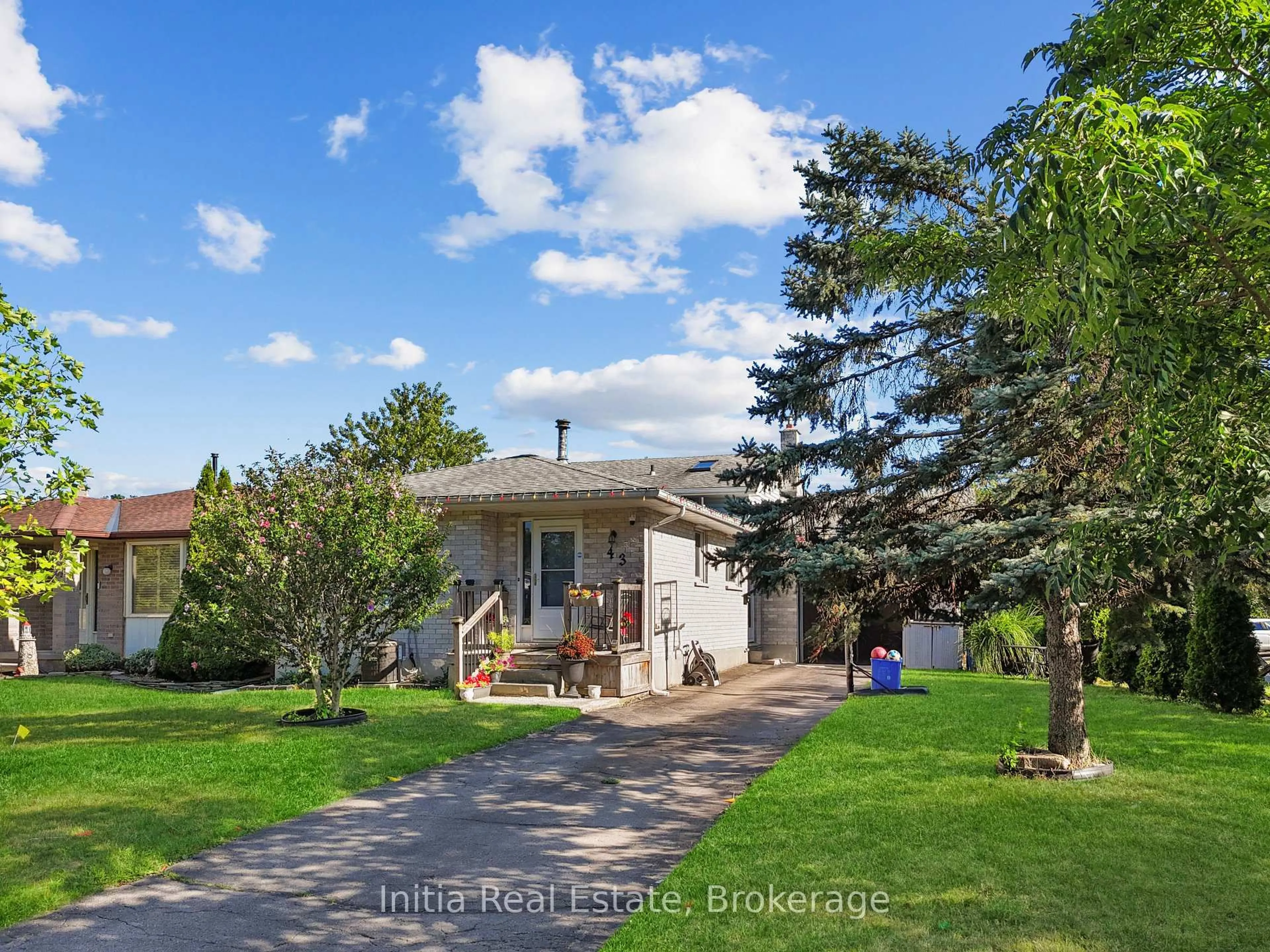 A pic from outside/outdoor area/front of a property/back of a property/a pic from drone, street for 43 Sussex Cres, London East Ontario N5Y 5H3