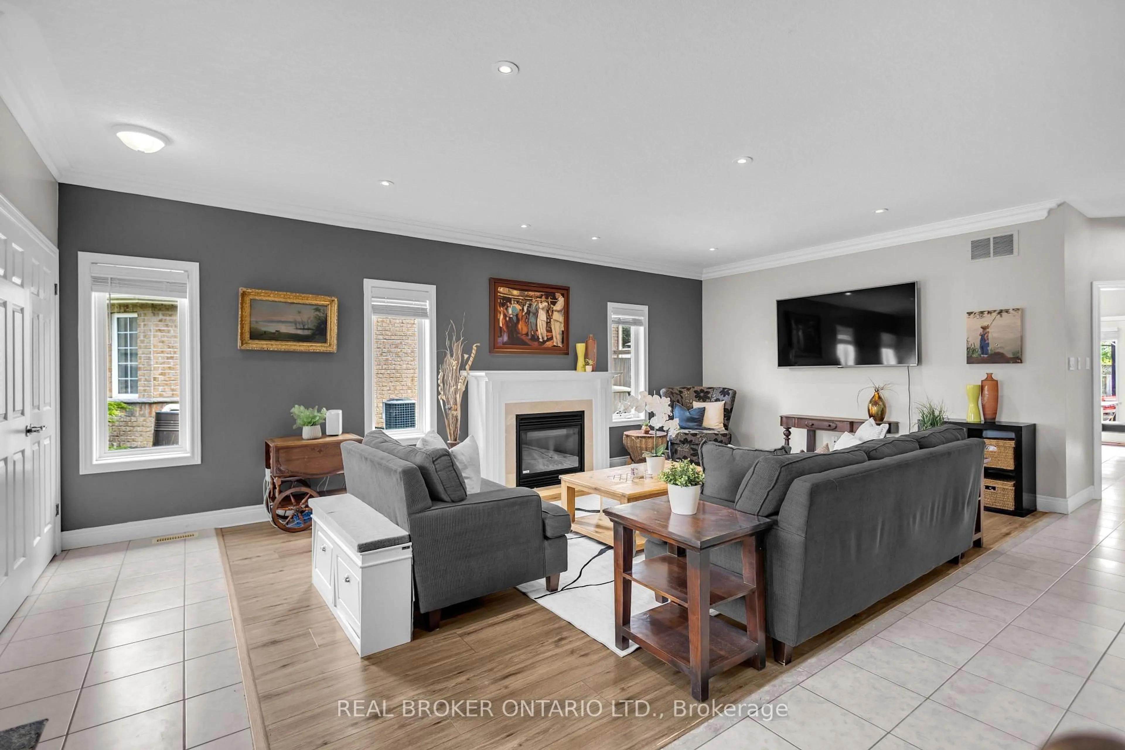 Living room with furniture, unknown for 41 Harmer Cres, Blandford-Blenheim Ontario N0J 1G0