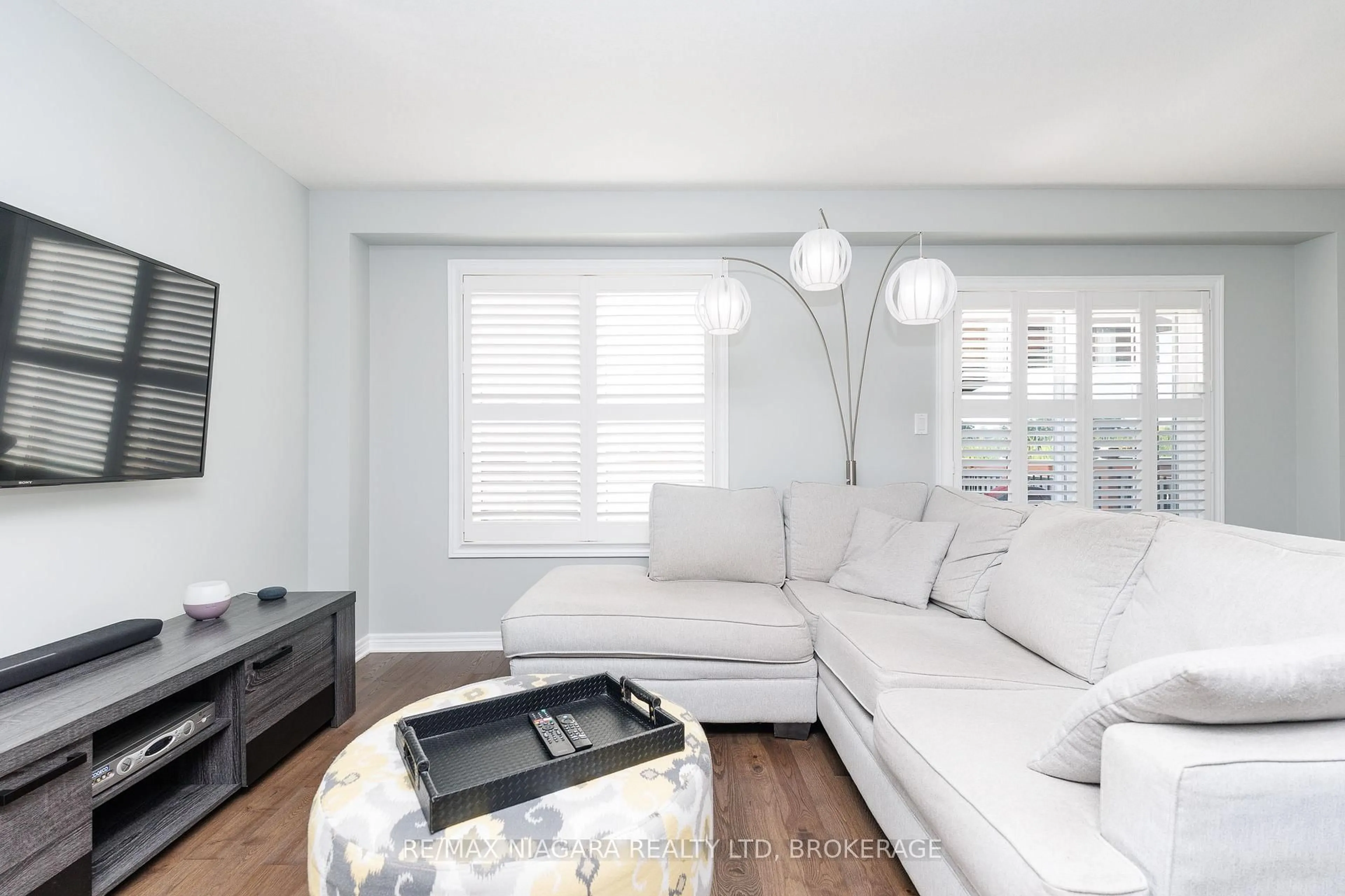 Living room with furniture, unknown for 6610 Mary Dr, Niagara Falls Ontario L2H 0B5