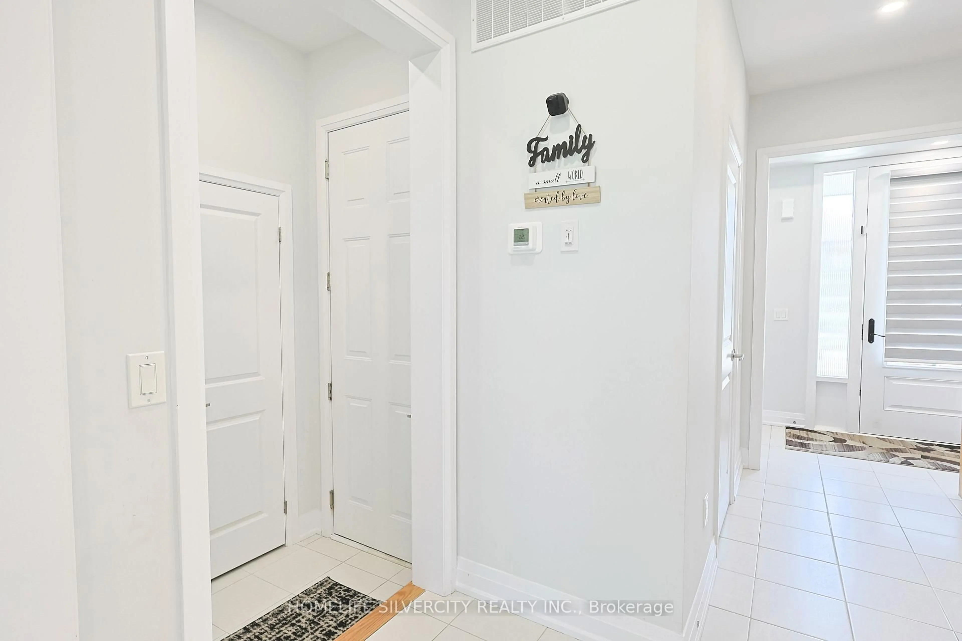 Indoor entryway for 133 Cole Terr, Woodstock Ontario N4T 0P5