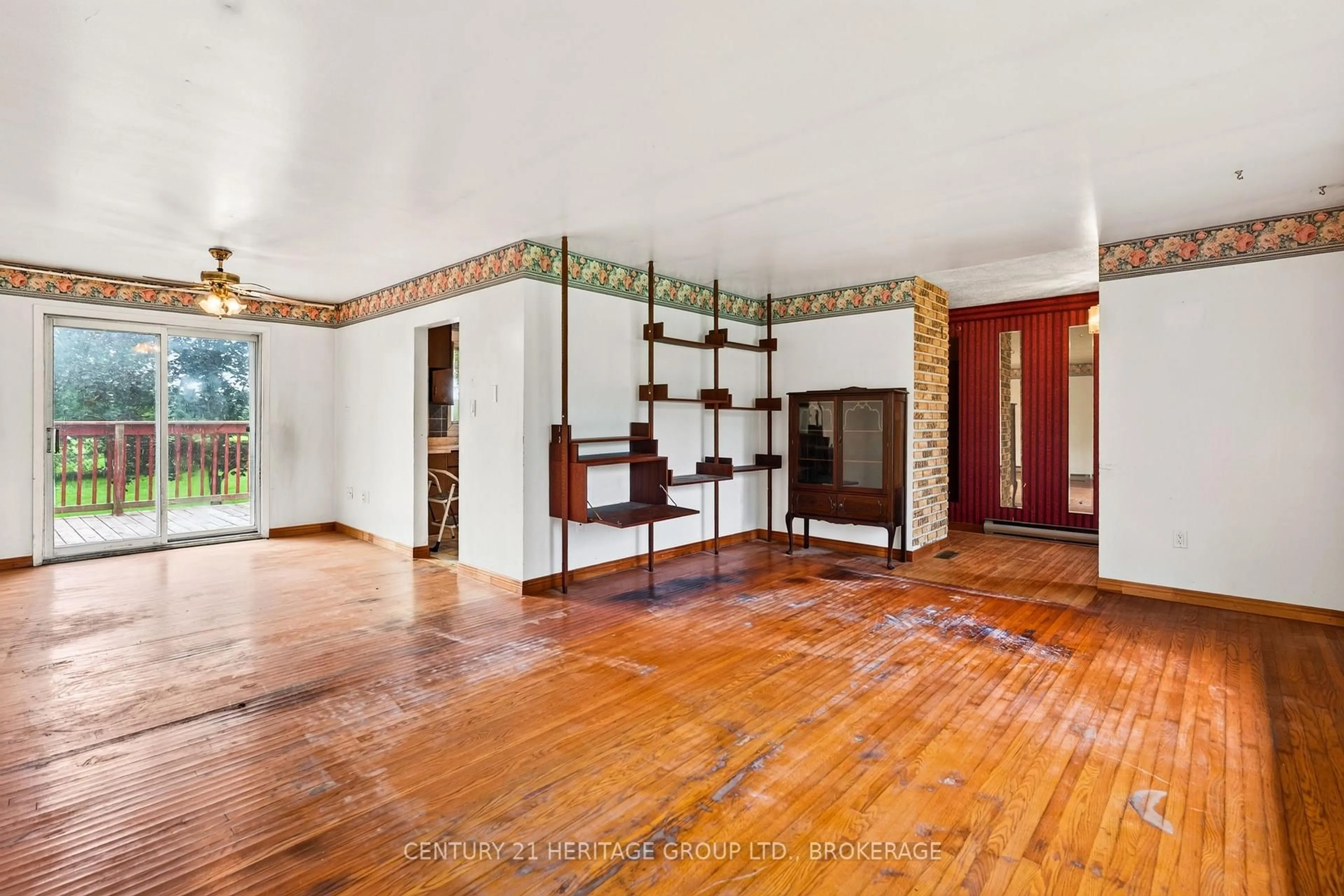 Indoor foyer for 2496 Leeman Rd, Mcdonalds Corners Ontario K0H 1M0