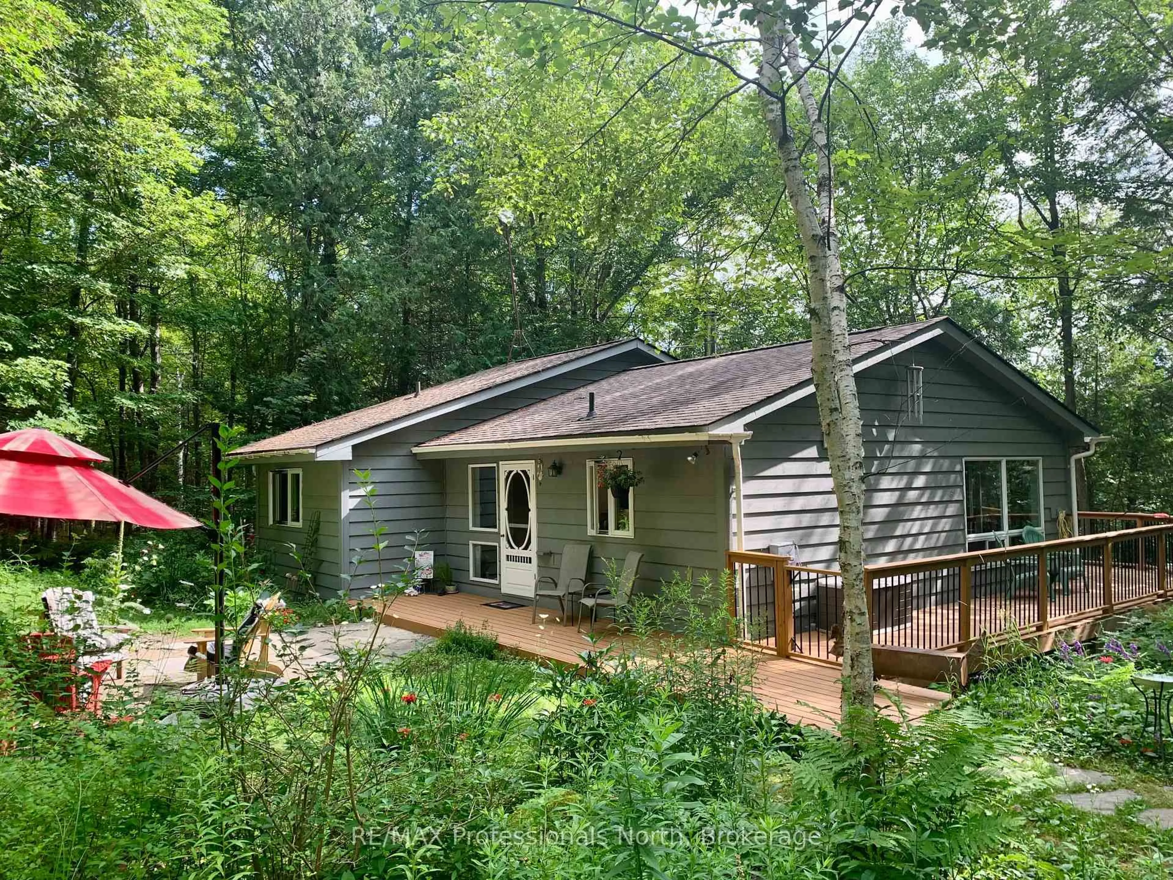 Home with vinyl exterior material, forest/trees view for 1048 Elk Dr, Dysart et al Ontario K0M 1S0