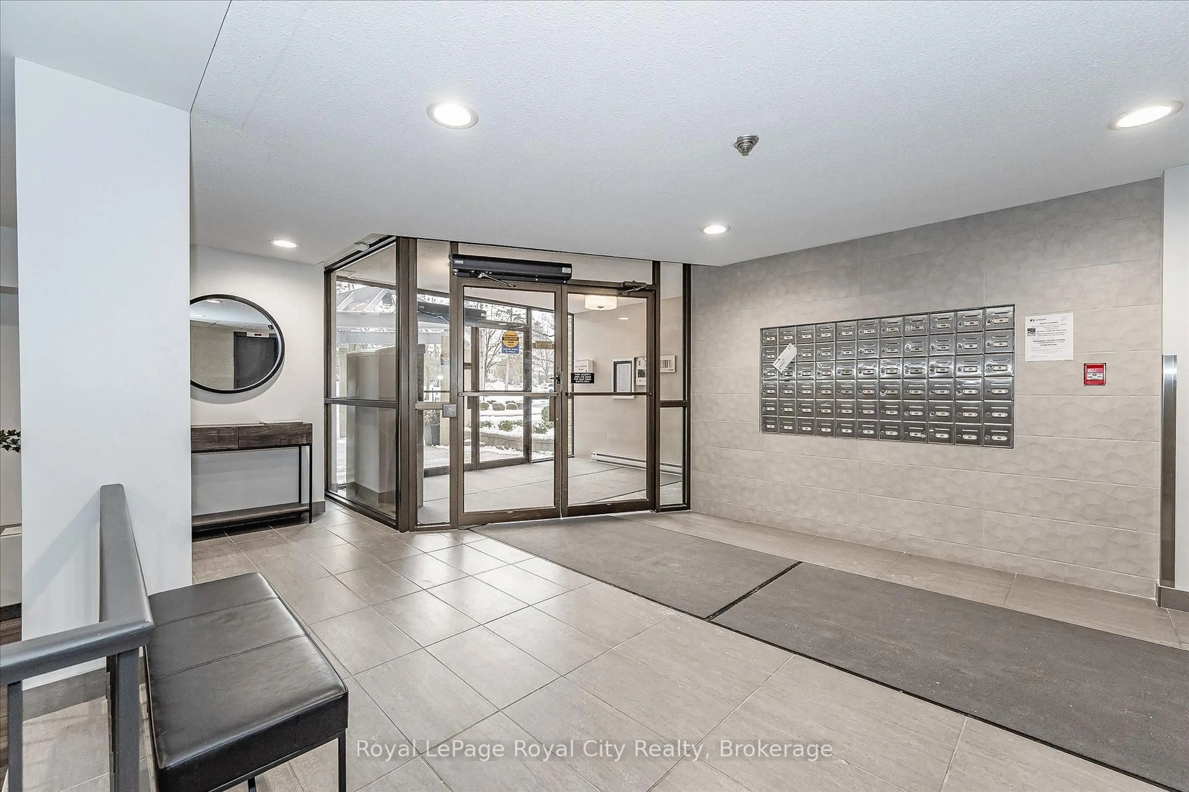 Indoor foyer for 93 Westwood Rd #607, Guelph Ontario N1H 7J7