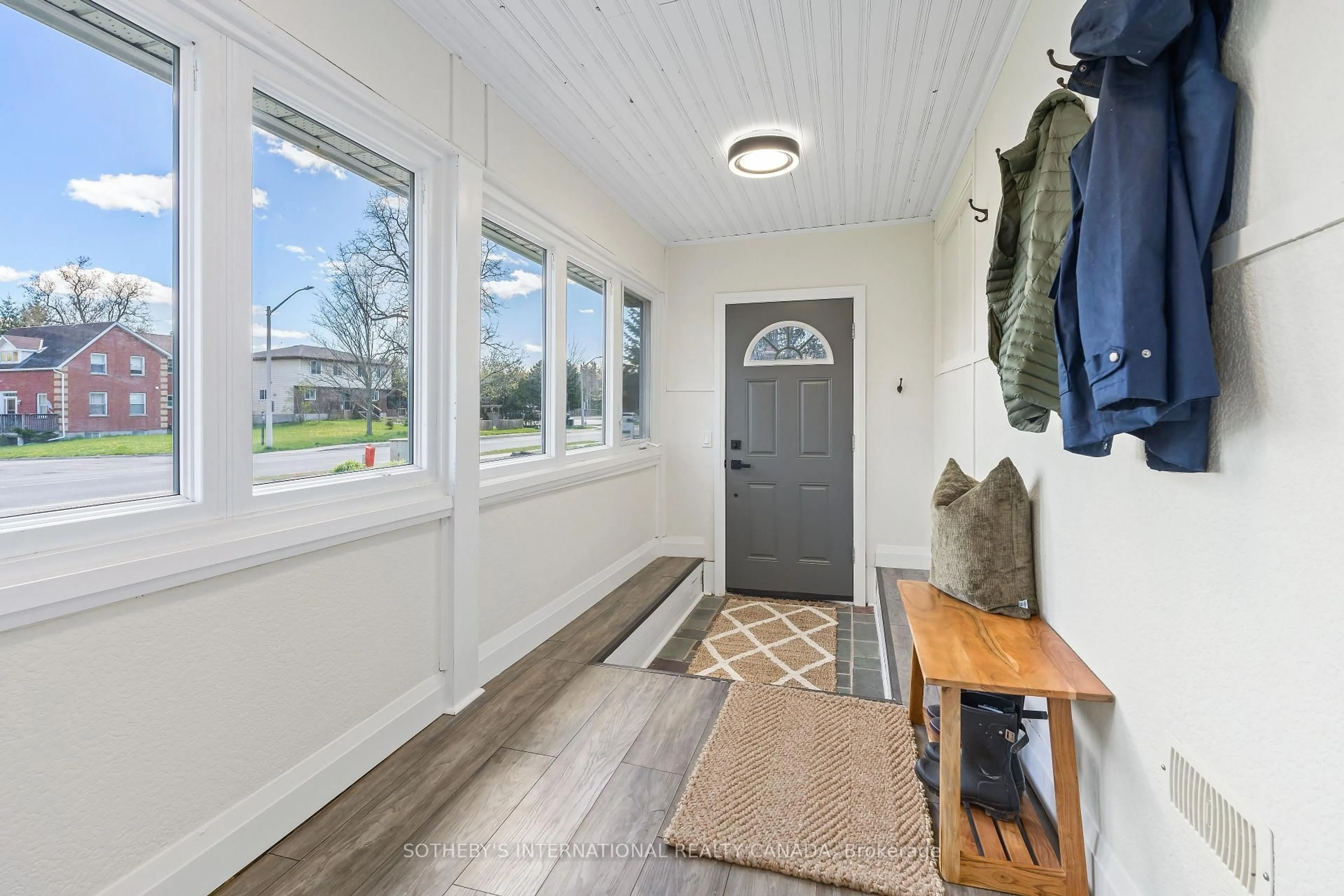 Indoor entryway for 18 Main St, Erin Ontario N0B 1T0