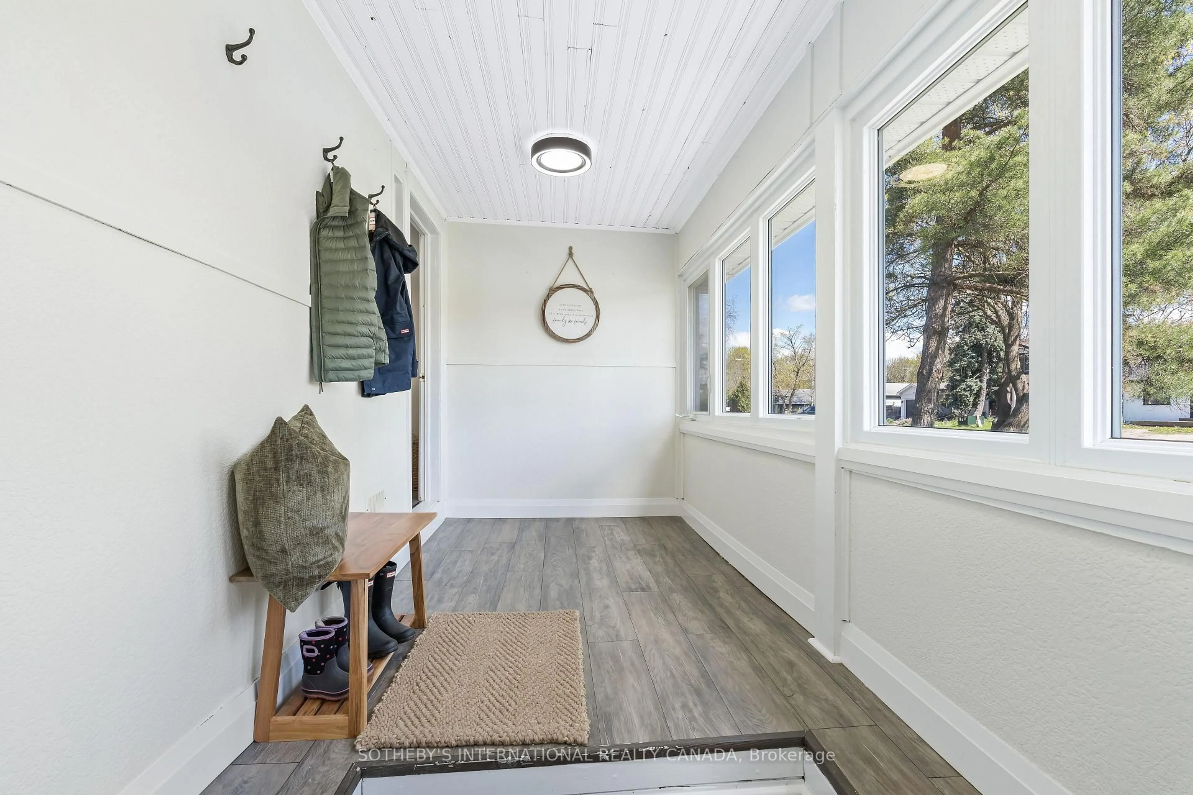 Indoor entryway for 18 Main St, Erin Ontario N0B 1T0