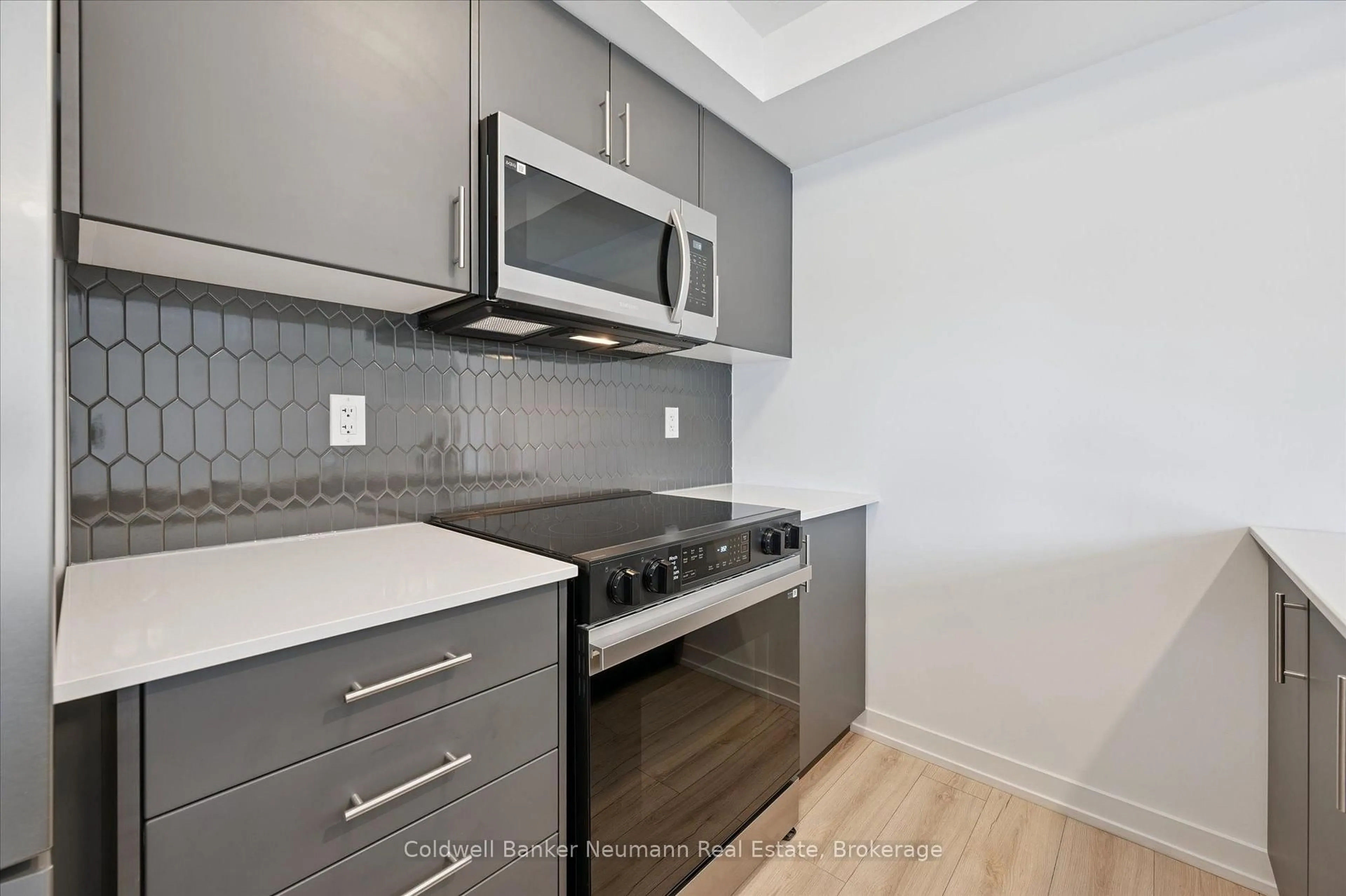Standard kitchen, unknown for 940 St David St #25, Centre Wellington Ontario N1M 0L7