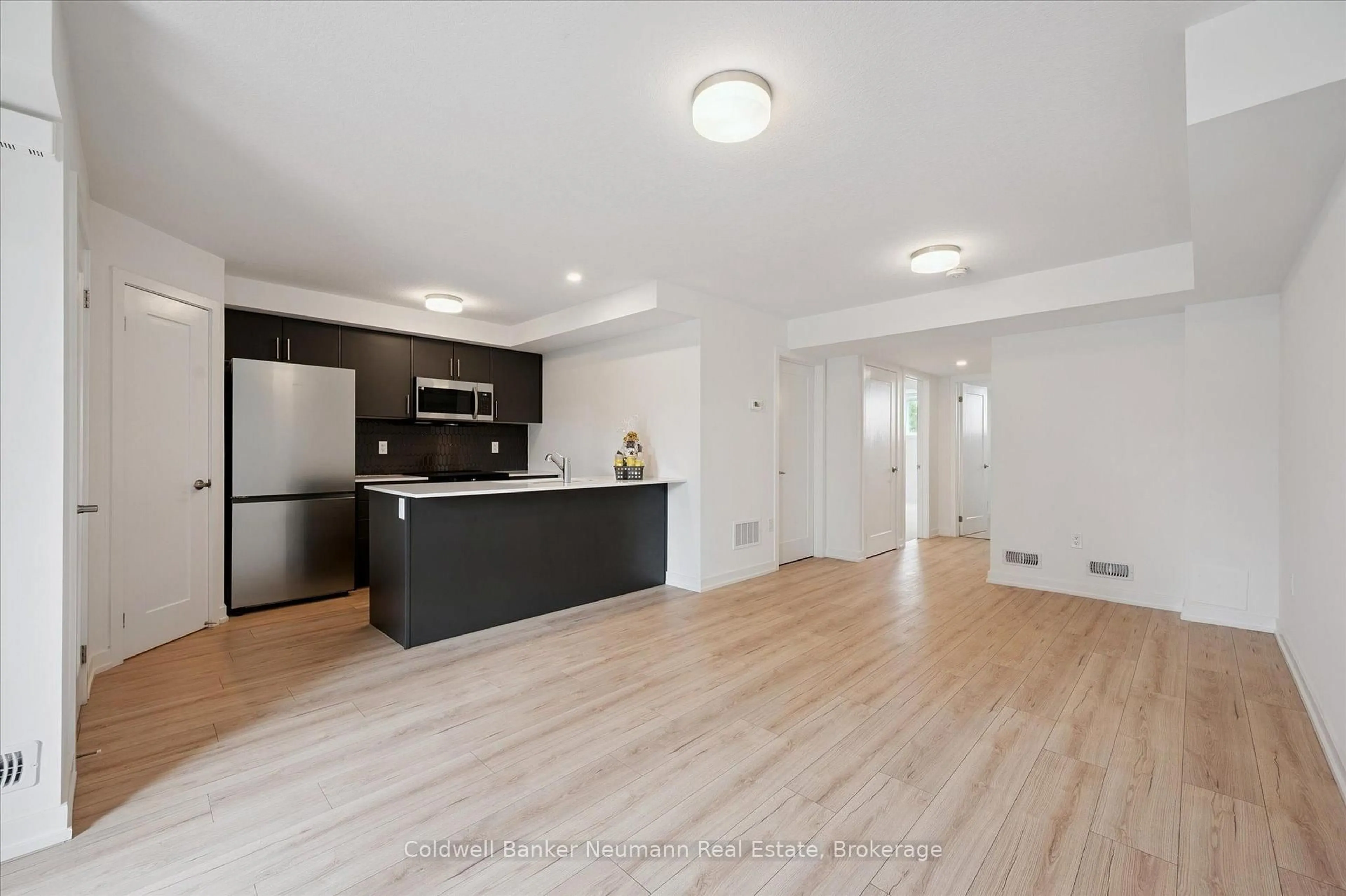 Open concept kitchen, wood/laminate floor for 940 St David St #25, Centre Wellington Ontario N1M 0L7